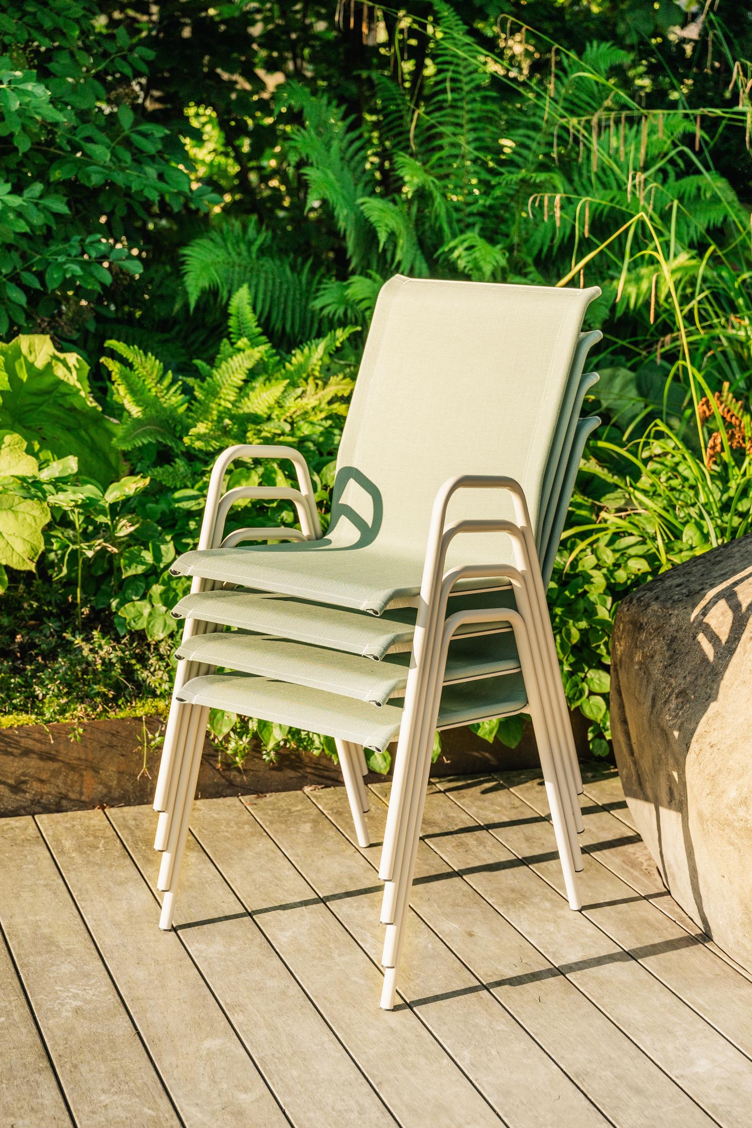 Eleganter Schaffner Locarno Gartenstuhl mit Armlehne, wetterfest, atmungsaktiv, langlebig und in vielfältigen Farben – perfekt für stilvollen Outdoor-Komfort.