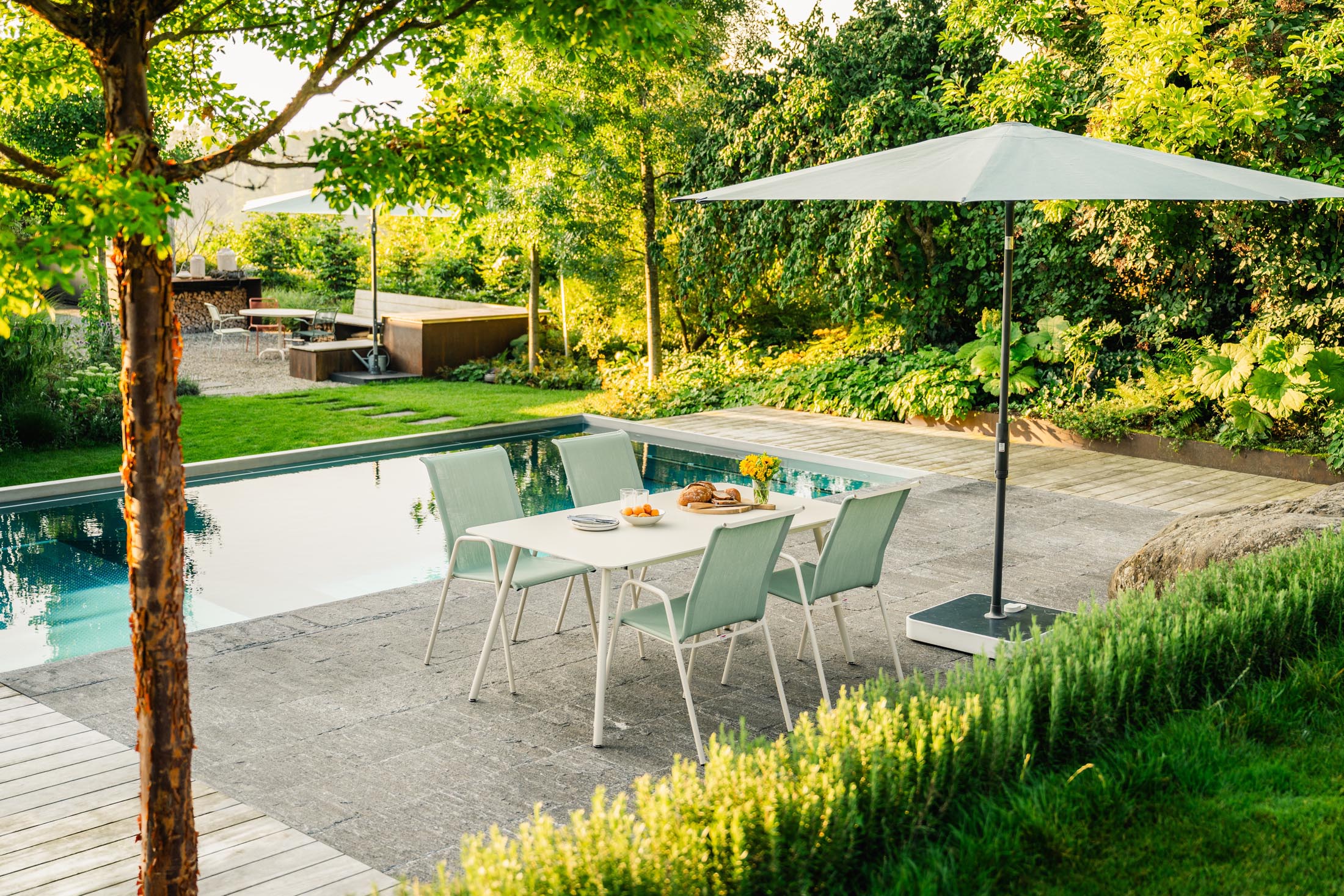 Locarno Textil-Gartenstuhl mit Armlehne in Cremegrün präsentiert im Onlineshop von KAQTU Design AG. Gartenstuhl mit Armlehnen ist von Schaffner