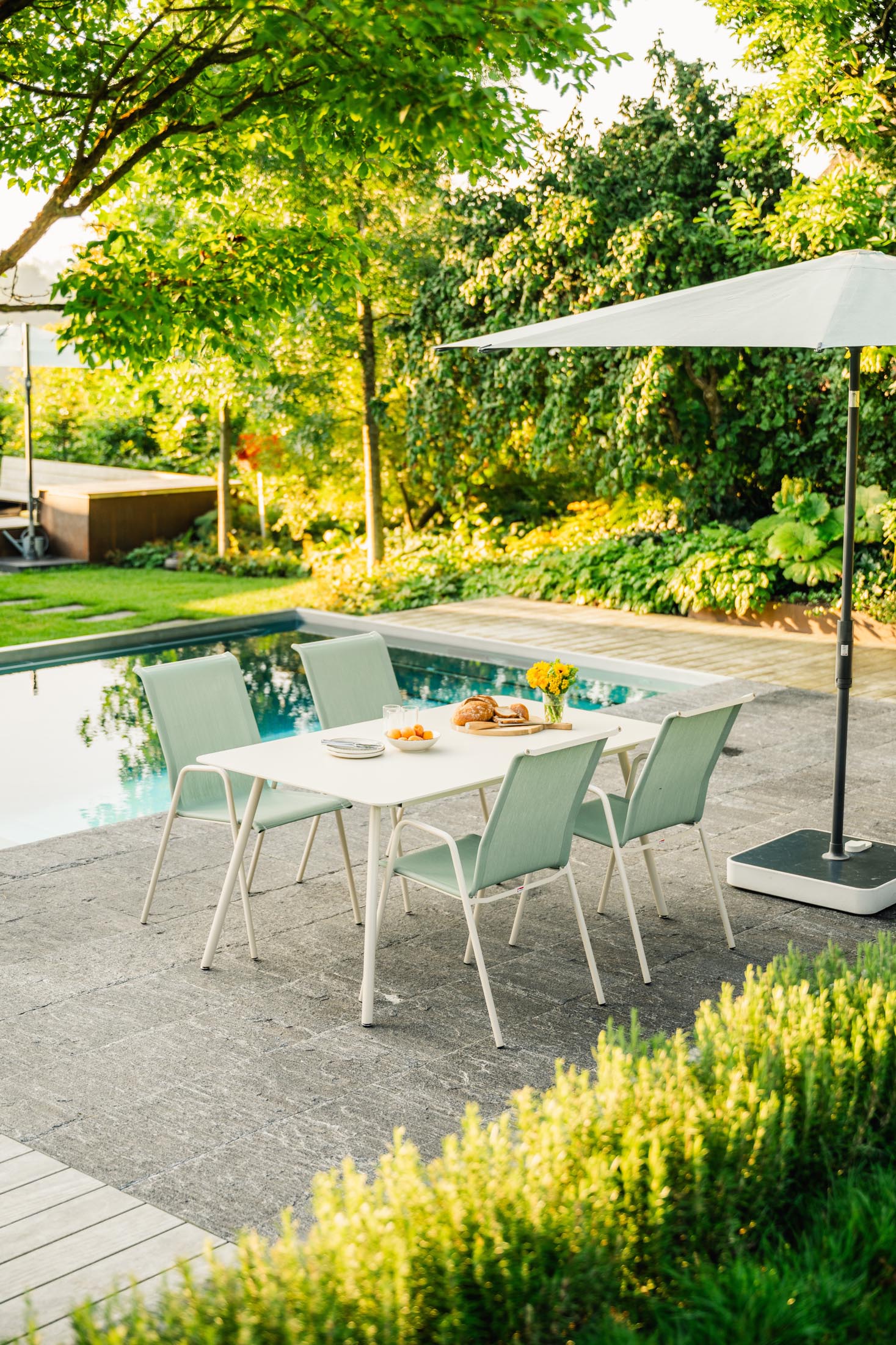 Schaffner Locarno Textil-Gartenstuhl mit Armlehne: Moderner, wetterfester Outdoor-Stuhl aus langlebigem Batyline®, komfortabel, platzsparend stapelbar und in vielen Farben erhältlich.