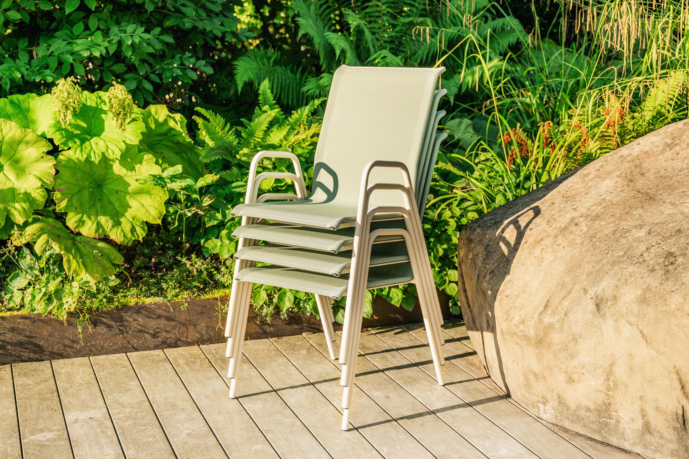 Schaffner Locarno Textil-Gartenstuhl mit Armlehne, wetterfest, bequem, langlebig und individuell anpassbar – ideal für stilvolle und robuste Outdoor-Möbel.