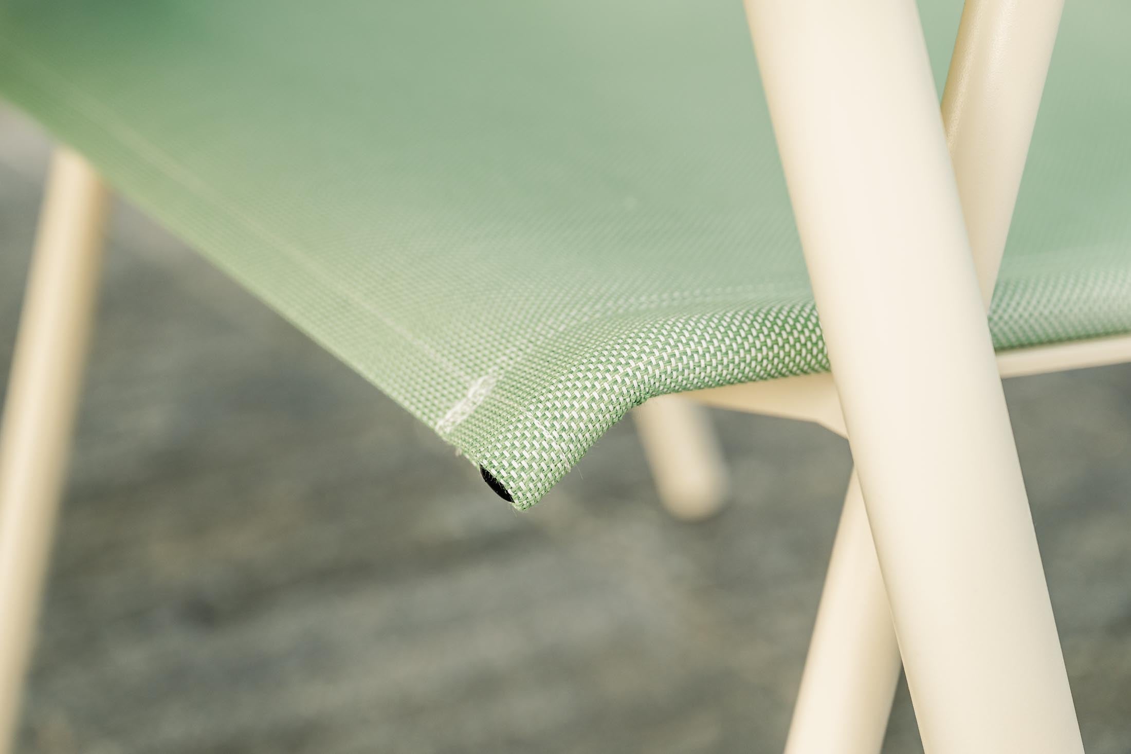 Locarno Textil-Gartenstuhl mit Armlehne in Cremegrün präsentiert im Onlineshop von KAQTU Design AG. Gartenstuhl mit Armlehnen ist von Schaffner