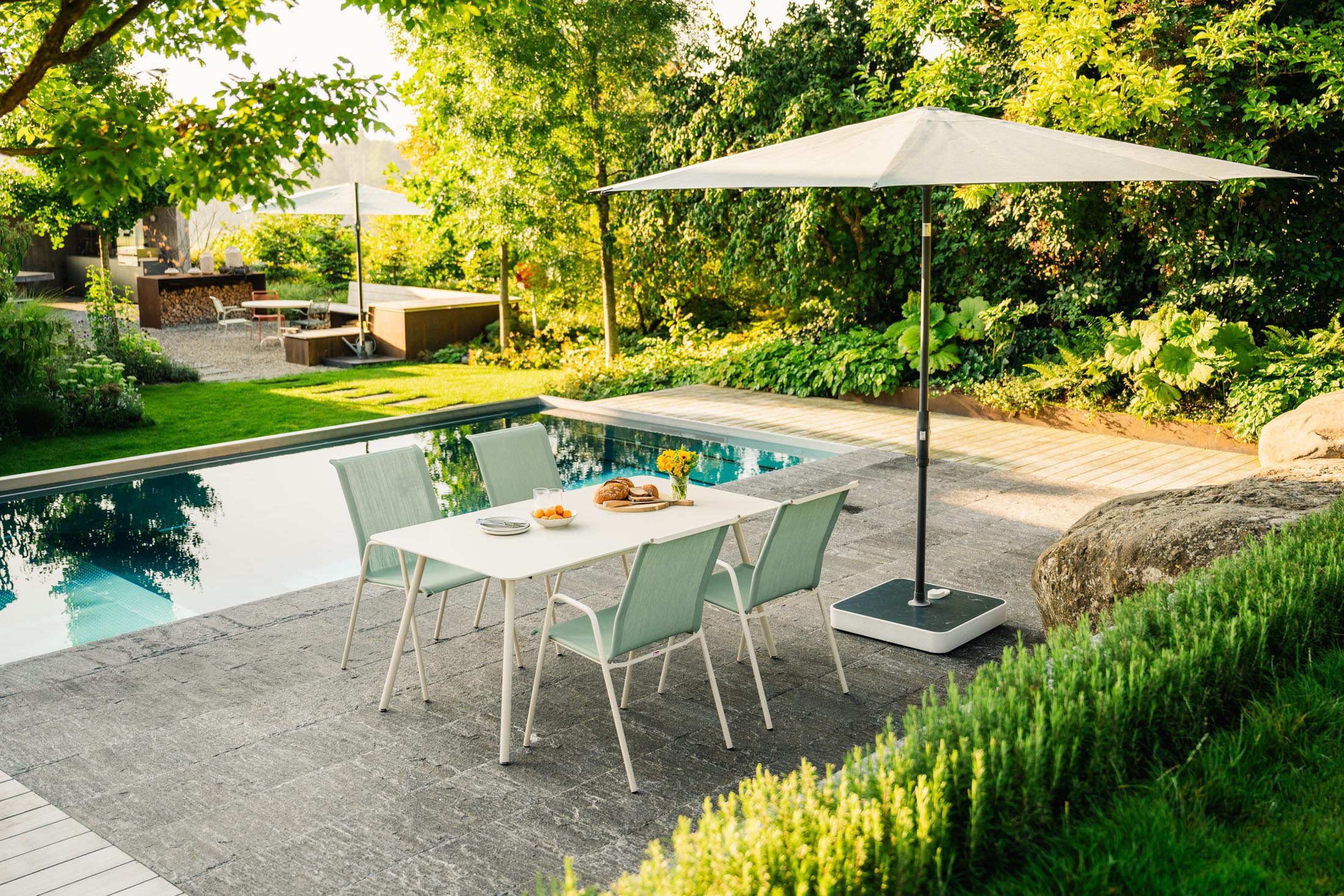 Locarno Textil-Gartenstuhl mit Armlehne in Cremegrün präsentiert im Onlineshop von KAQTU Design AG. Gartenstuhl mit Armlehnen ist von Schaffner