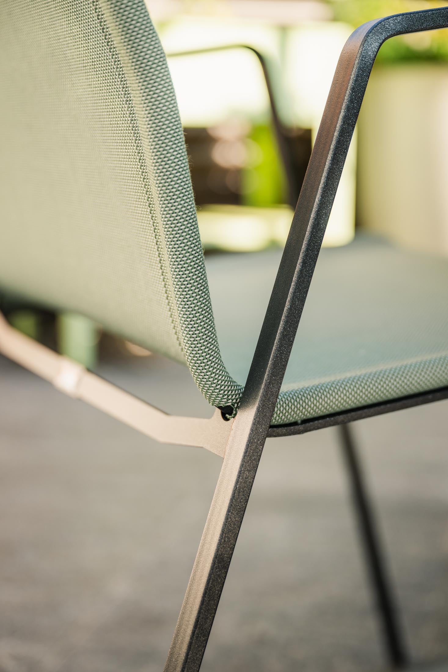 Eleganter Luzern Textil-Gartenstuhl mit Armlehne, wetterfest, atmungsaktiv und langlebig. Schweizer Handwerkskunst für komfortable Outdoor-Erlebnisse.