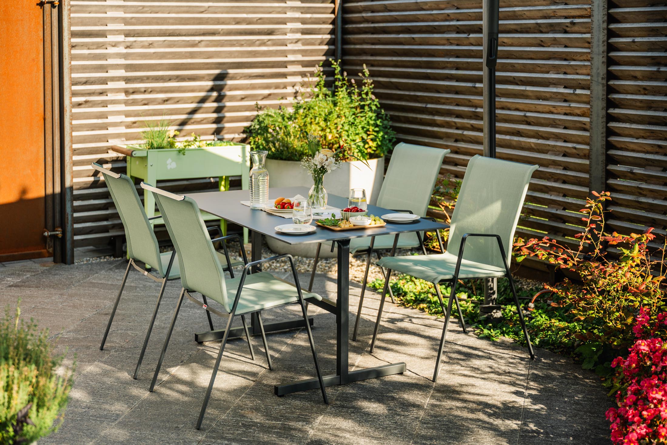 Luzern Textil-Gartenstuhl mit Armlehne in Cremegrün präsentiert im Onlineshop von KAQTU Design AG. Gartenstuhl mit Armlehnen ist von Schaffner