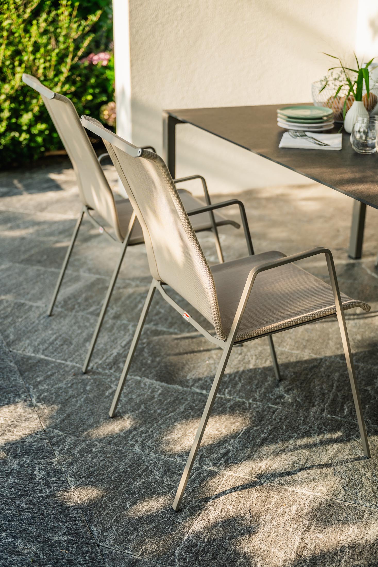 Luzern Textil-Gartenstuhl mit Armlehne in Cremebraun präsentiert im Onlineshop von KAQTU Design AG. Gartenstuhl mit Armlehnen ist von Schaffner