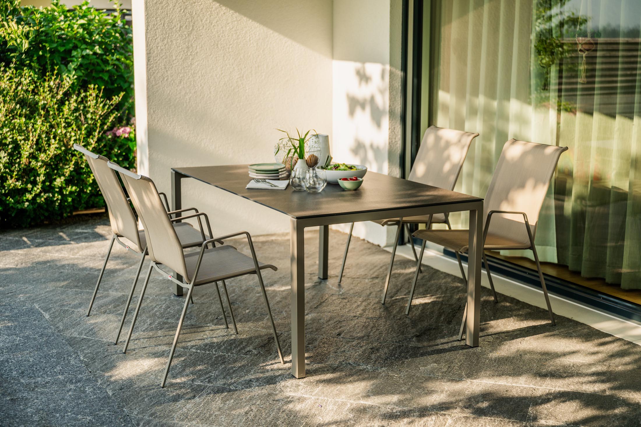 Luzern Textil-Gartenstuhl mit Armlehne in Cremebraun präsentiert im Onlineshop von KAQTU Design AG. Gartenstuhl mit Armlehnen ist von Schaffner
