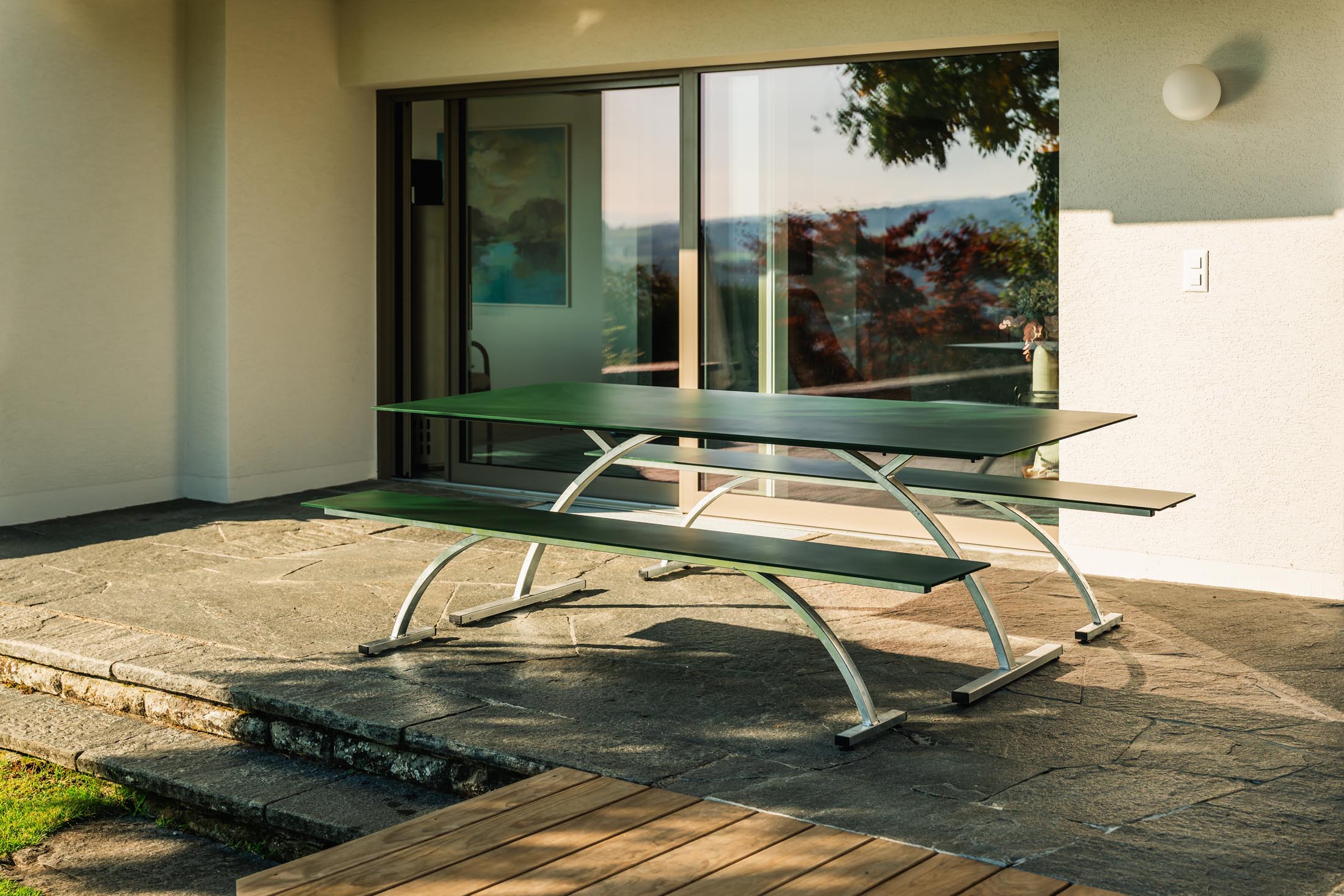 Bernardino Gartenbank aus Glasfasern 220x32 in Tannengrün präsentiert im Onlineshop von KAQTU Design AG. Gartenbank ist von Schaffner