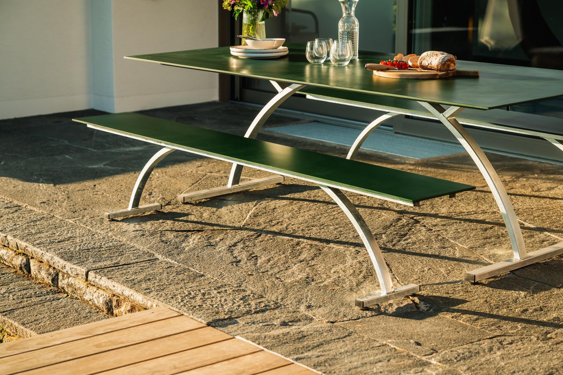 Hochwertige Gartenbank Bernardino aus Glasfaser 220x32 von Schaffner – wetterfest, langlebig, modern im Design und in vielfältigen Farben für Ihren Außenbereich.