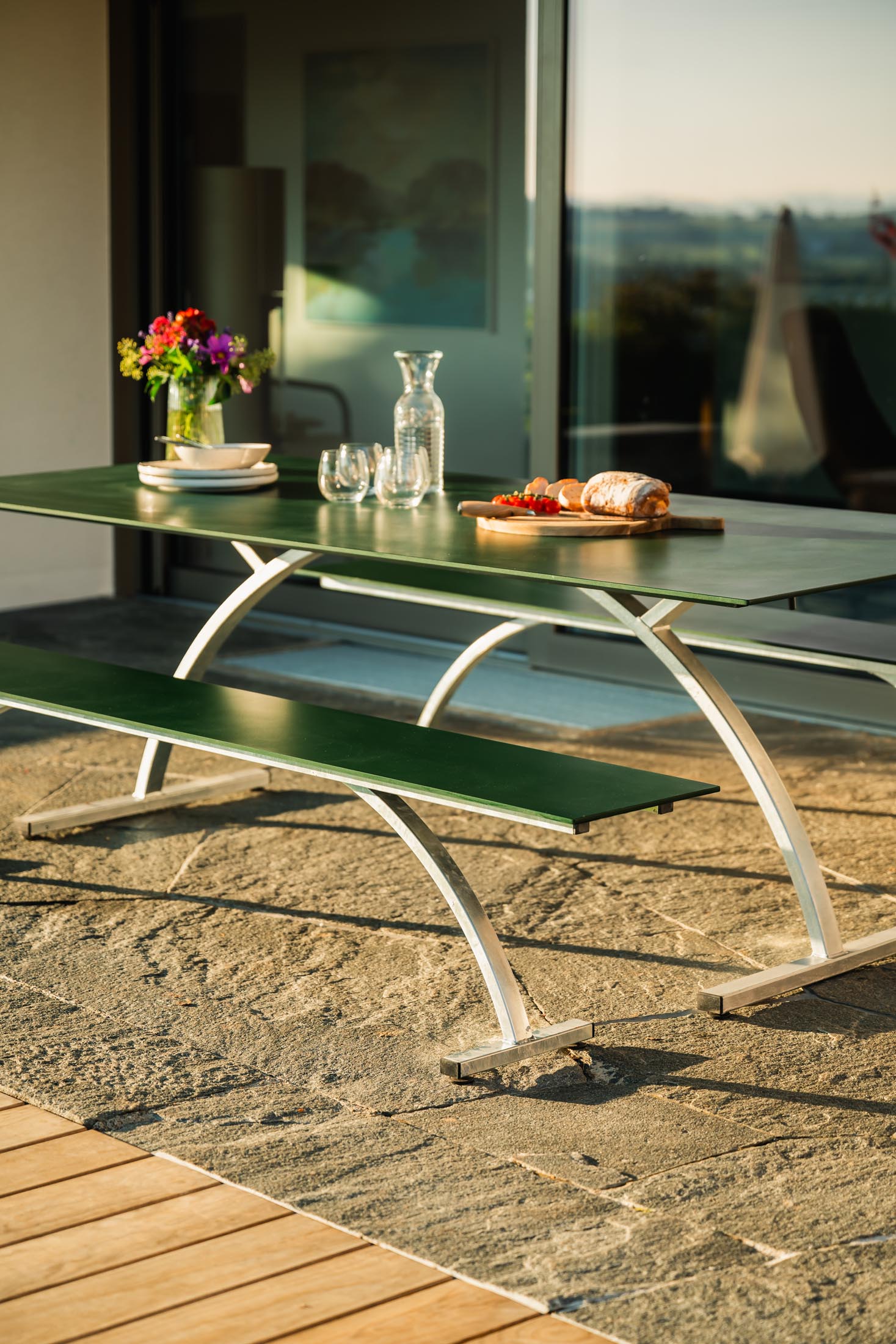 Bernardino Gartenbank aus Glasfasern 220x32 in Tannengrün präsentiert im Onlineshop von KAQTU Design AG. Gartenbank ist von Schaffner