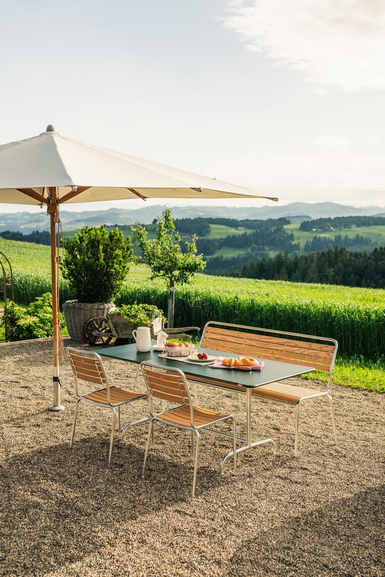 Rigi Holzlatten-3er-Gartenbank ohne Armlehne in Natur geölt präsentiert im Onlineshop von KAQTU Design AG. Gartenbank ist von Schaffner