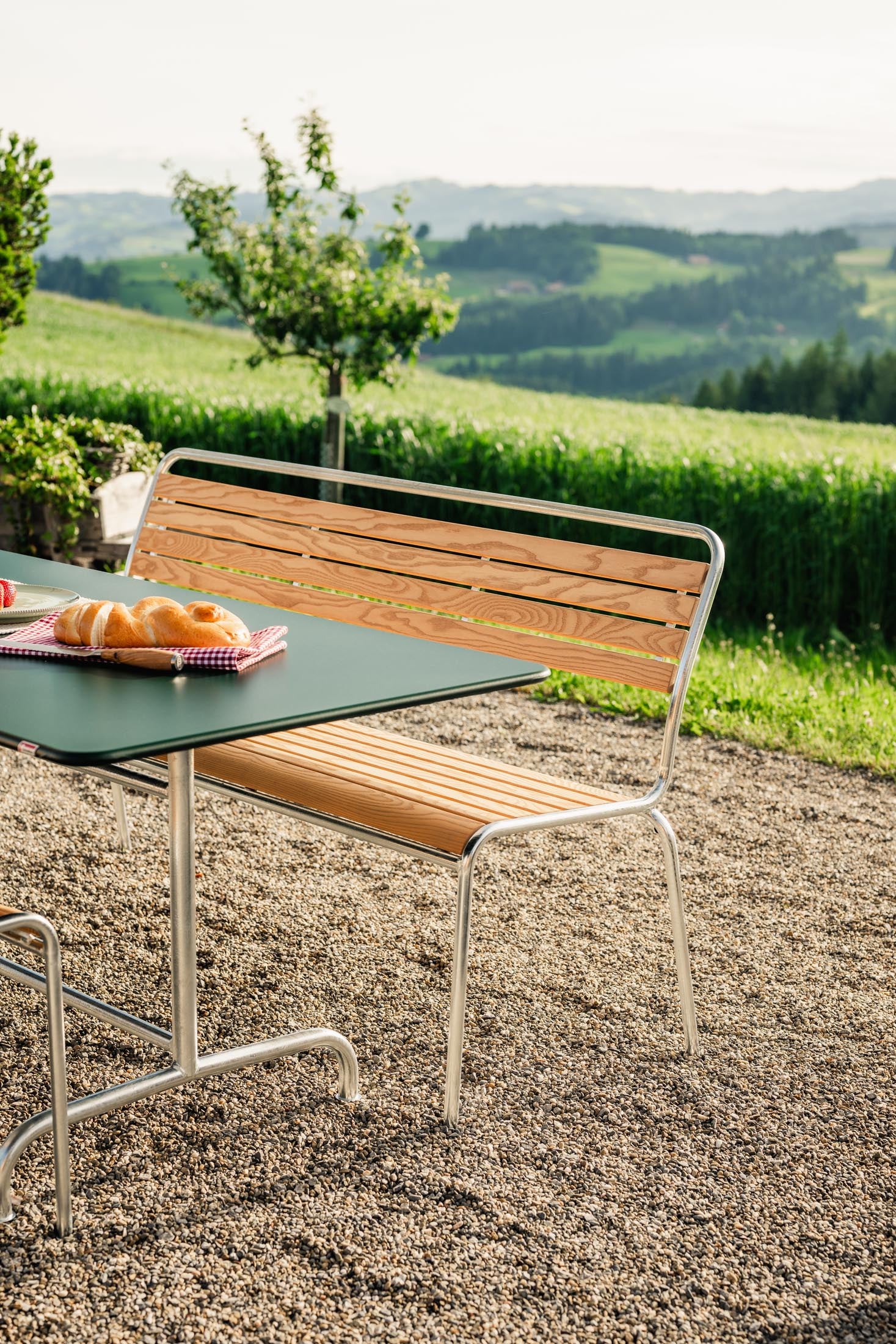 Rigi Holzlatten-3er-Gartenbank ohne Armlehne in Natur geölt präsentiert im Onlineshop von KAQTU Design AG. Gartenbank ist von Schaffner