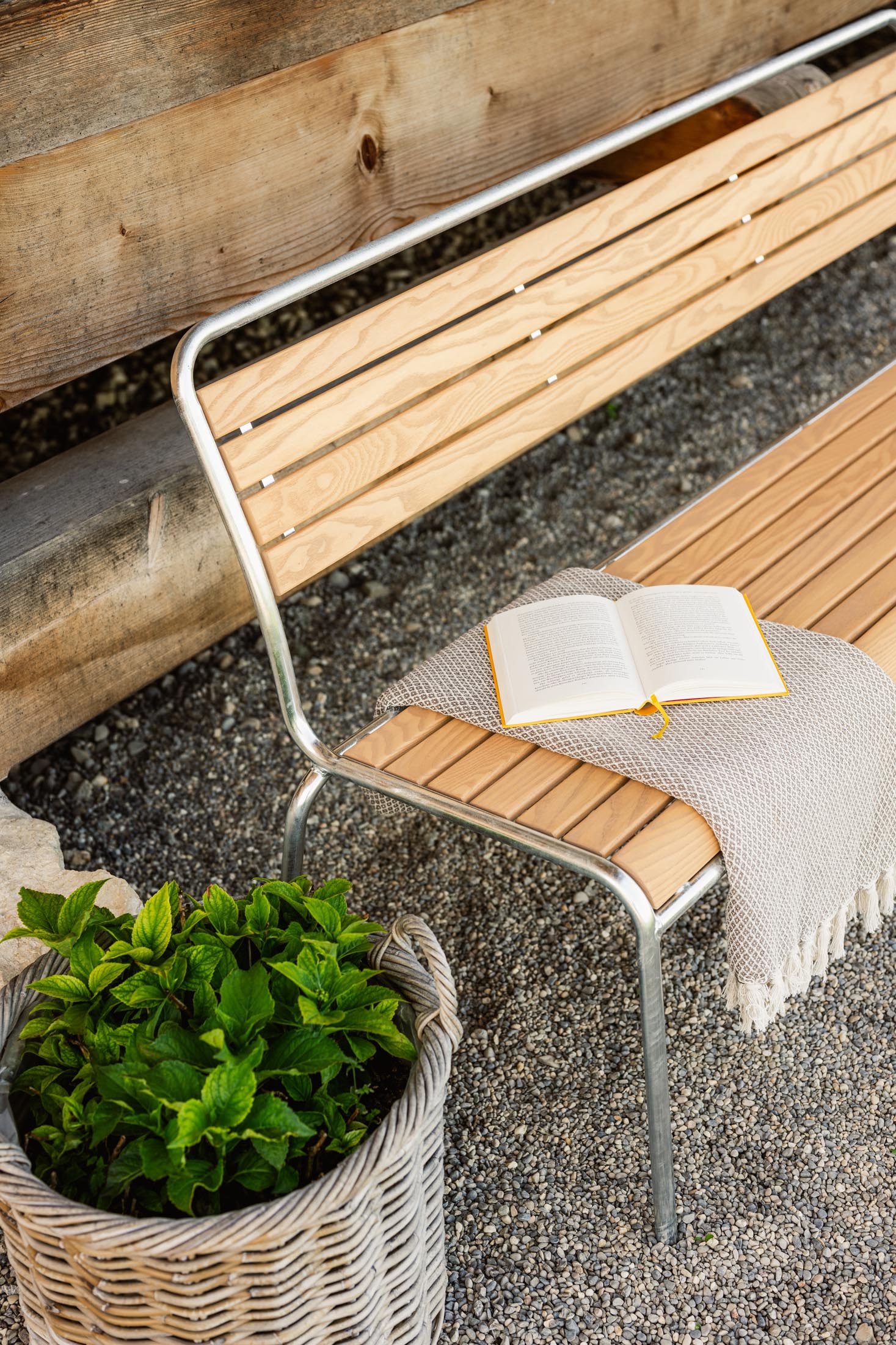 Rigi Holzlatten-3er-Gartenbank ohne Armlehne in Natur geölt präsentiert im Onlineshop von KAQTU Design AG. Gartenbank ist von Schaffner
