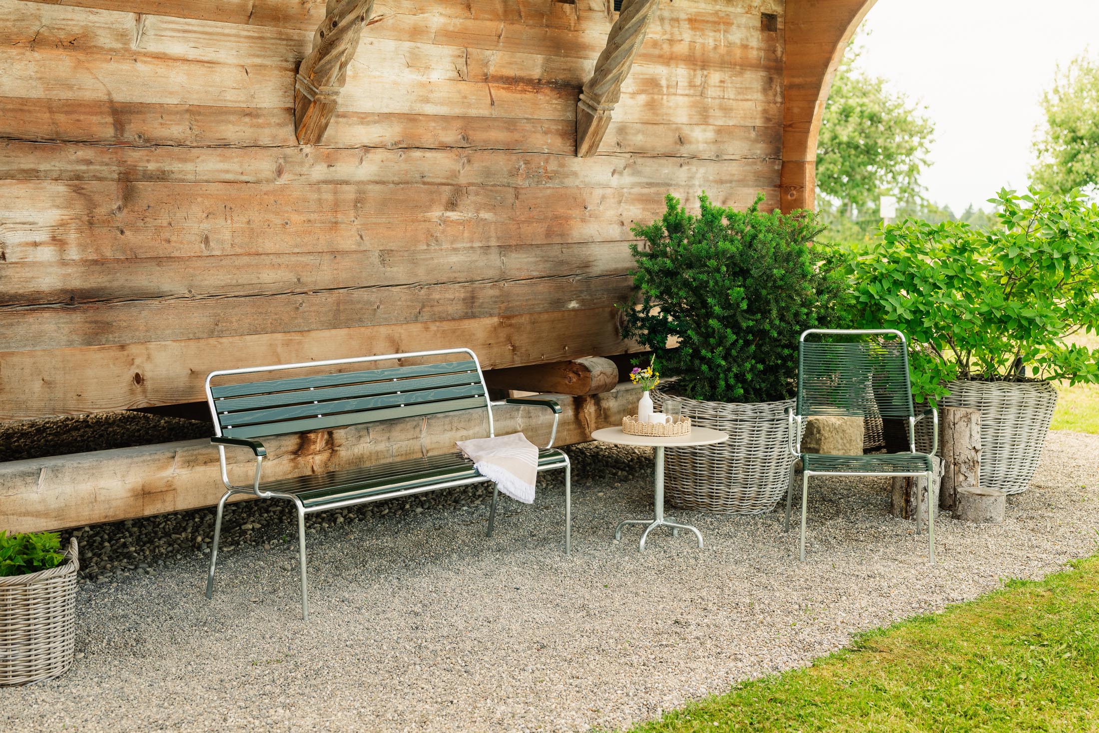 Hochwertige Rigi 3er-Gartenbank mit Armlehne aus Schweizer Eschenholz, langlebig, wetterfest und stilvoll – ideal für Garten, Terrasse oder Balkon.