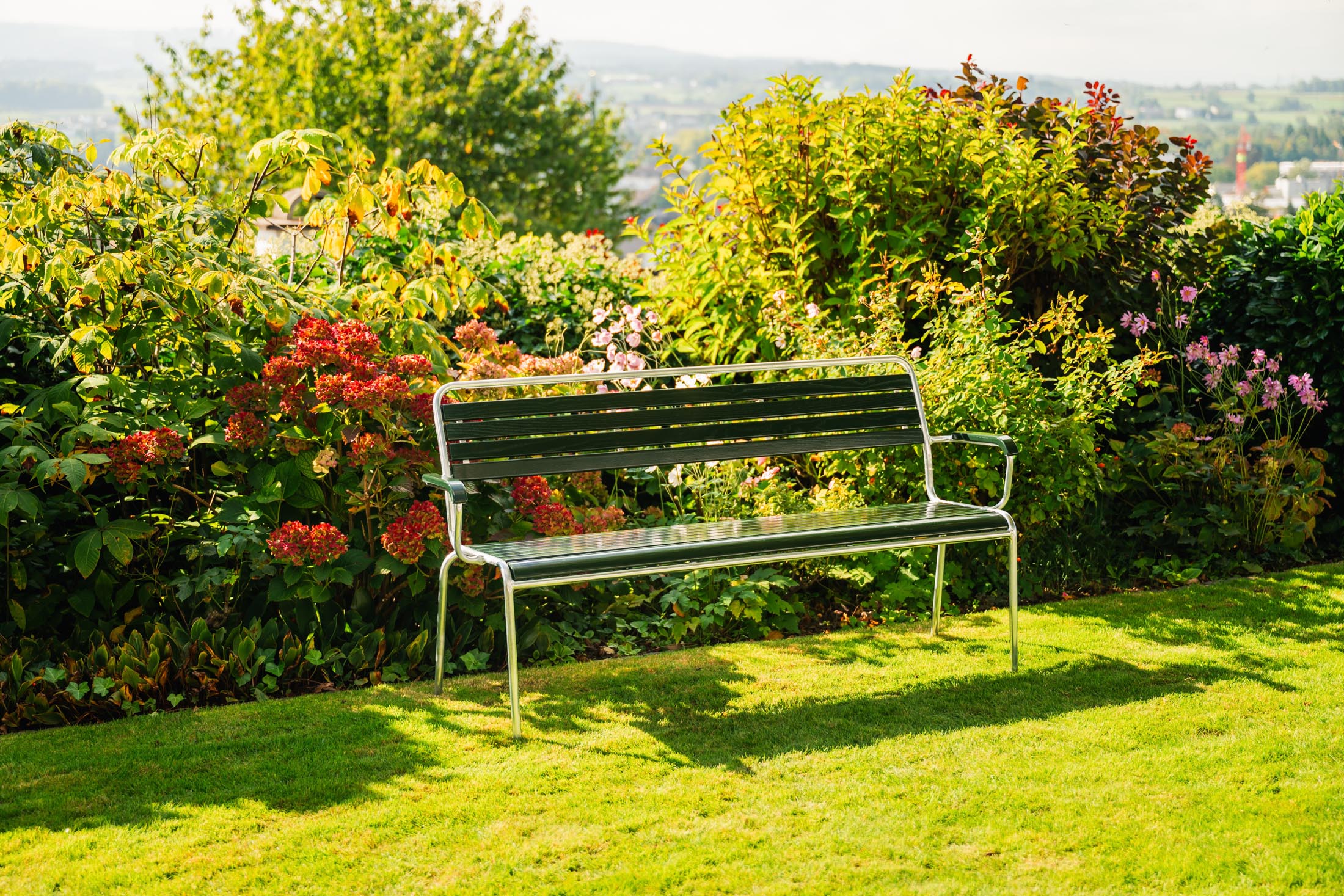 Rigi Holzlatten- 3er-Gartenbank mit Armlehne in Tannengrün präsentiert im Onlineshop von KAQTU Design AG. Gartenbank ist von Schaffner