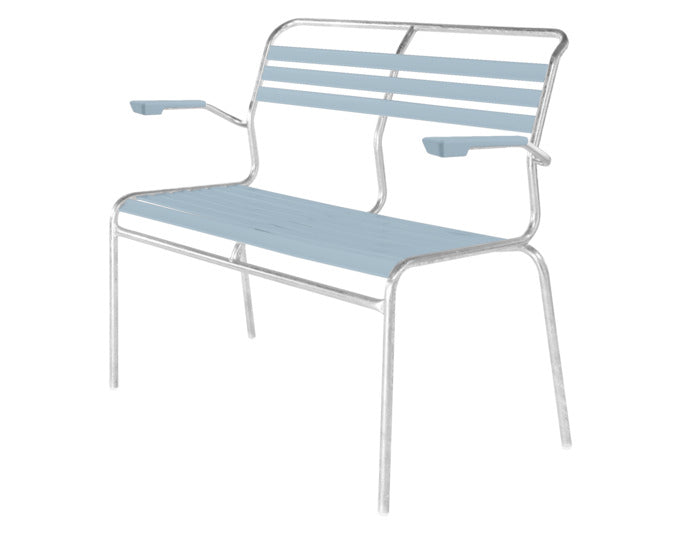 Säntis Lättli-2er Gartenbank mit Armlehne in Pastellblau präsentiert im Onlineshop von KAQTU Design AG. Gartenbank ist von Schaffner