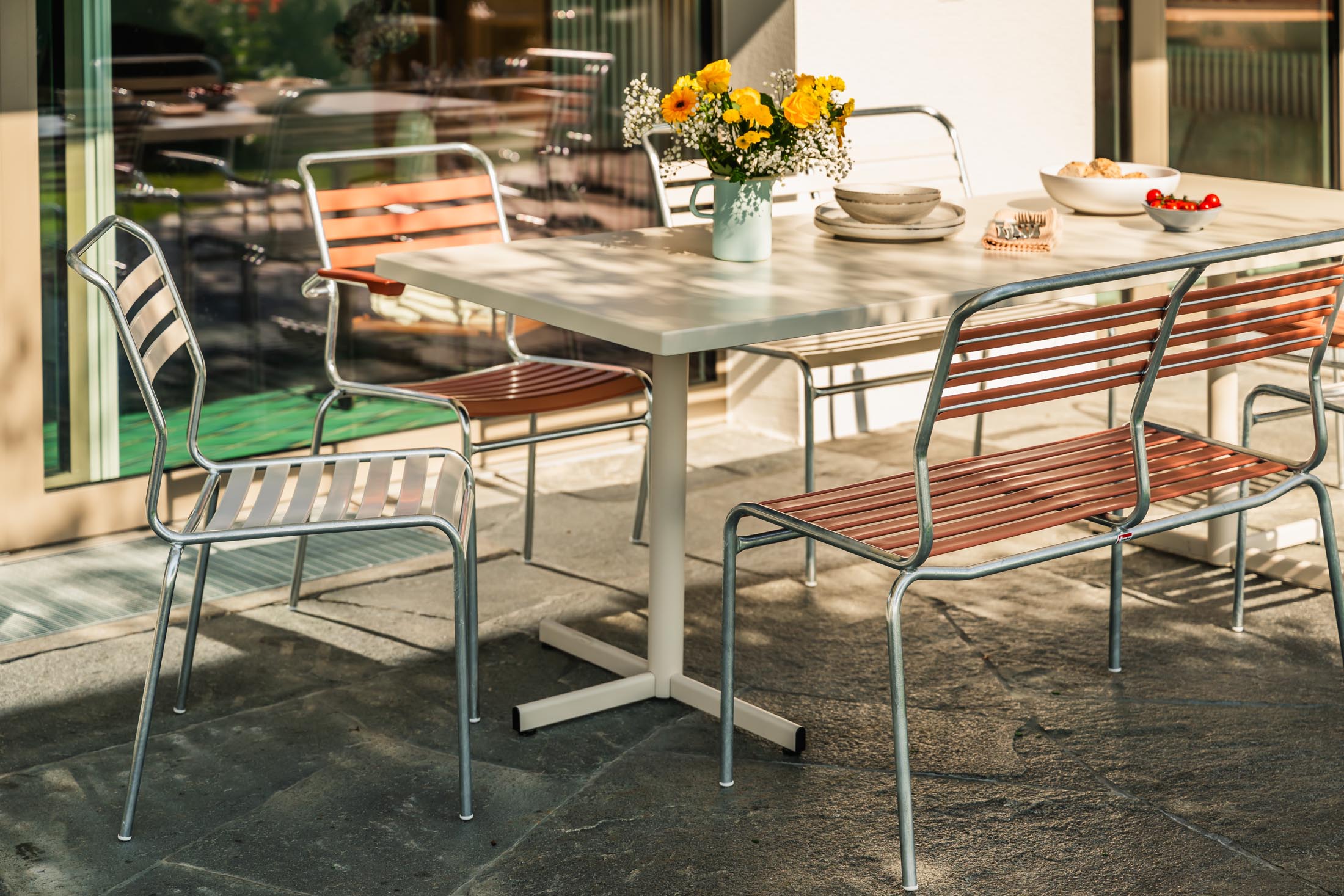 Säntis Lättli-2er Gartenbank mit Armlehne in Pastellsand präsentiert im Onlineshop von KAQTU Design AG. Gartenbank ist von Schaffner