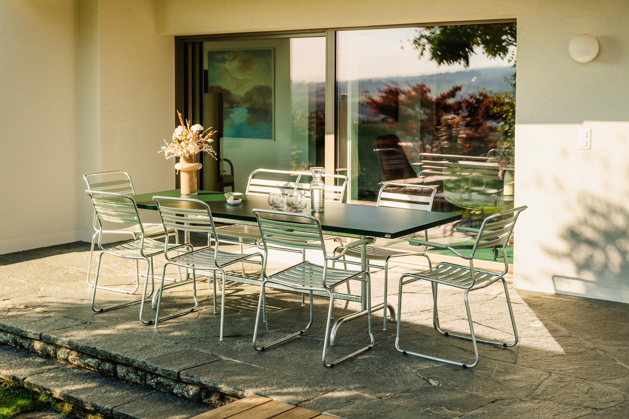 Säntis Lättli-2er Gartenbank mit Armlehne in Pastellsand präsentiert im Onlineshop von KAQTU Design AG. Gartenbank ist von Schaffner