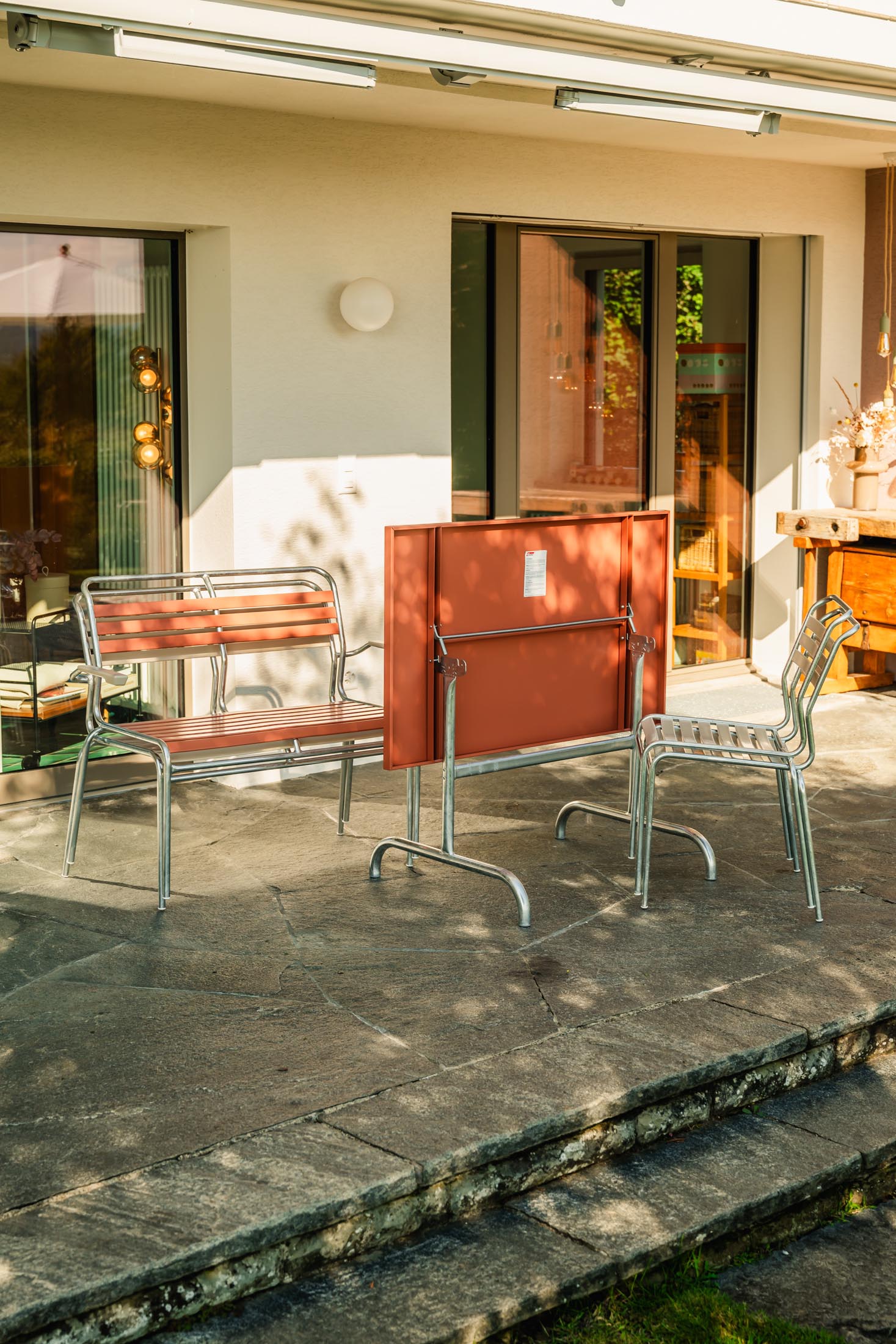 Robuste Säntis Lättli-2er Gartenbank mit Armlehne, wetterfestes Metall, langlebig, bequem und stilvoll – perfekt für Terrasse, Balkon oder Garten.