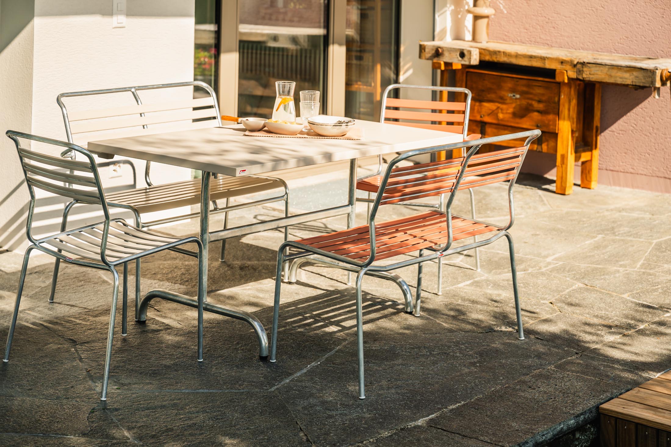 Elegante Säntis 2er Gartenbank mit Armlehnen, wetterfestes Metallgestell, langlebig, stilvoller Outdoor-Komfort für Terrasse, Balkon oder Garten.