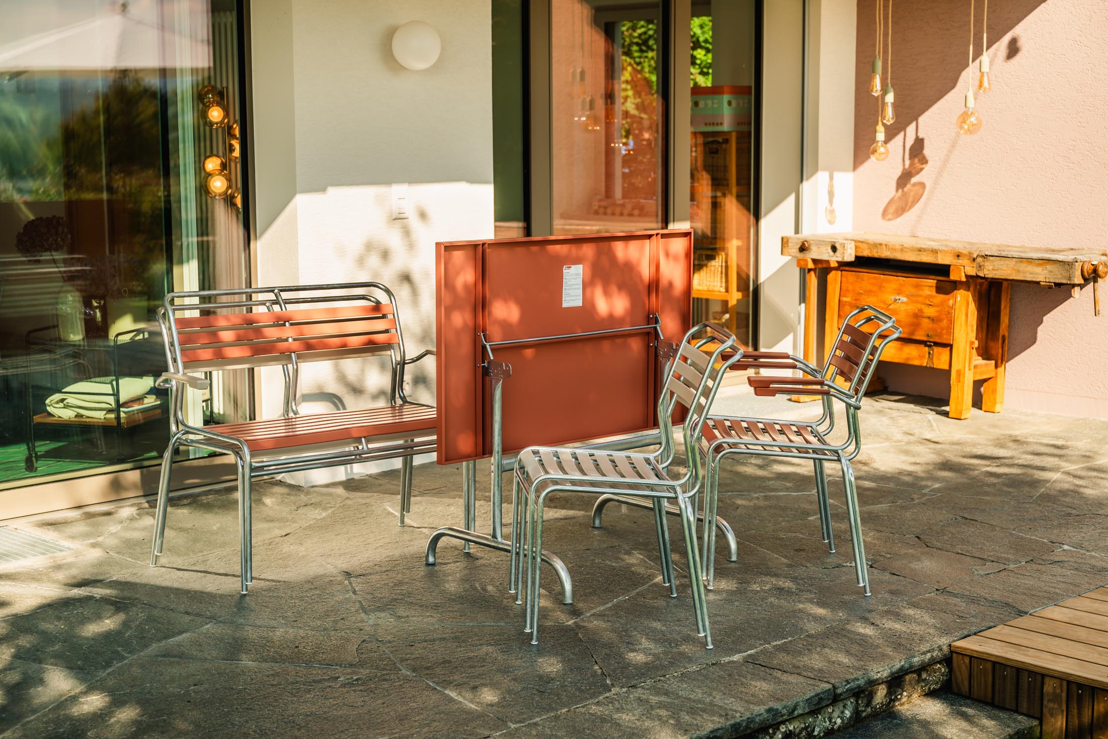 Säntis Lättli-2er Gartenbank mit Armlehne in Pastellterracotta präsentiert im Onlineshop von KAQTU Design AG. Gartenbank ist von Schaffner