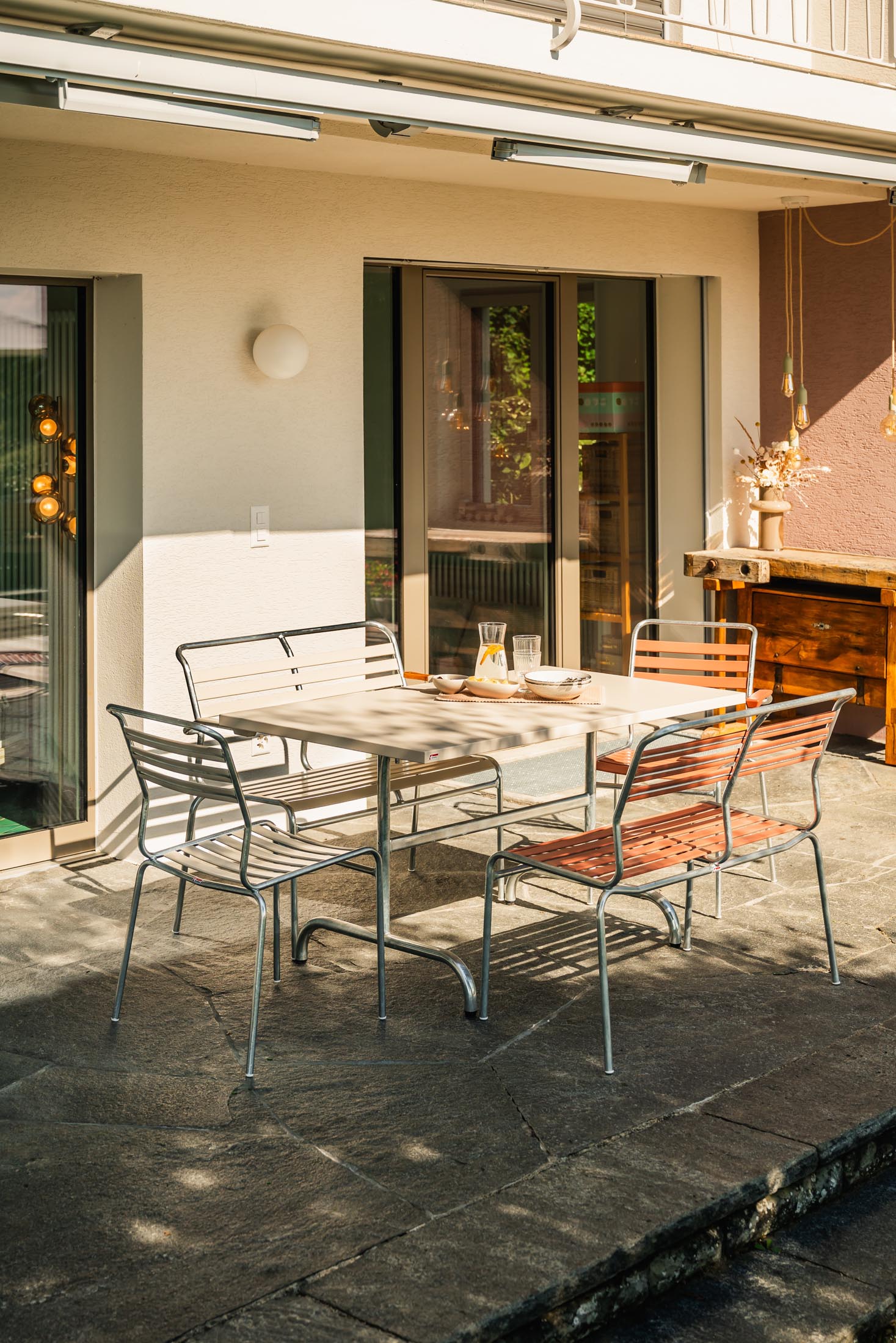 Säntis Lättli-2er Gartenbank mit Armlehne in Pastellsand präsentiert im Onlineshop von KAQTU Design AG. Gartenbank ist von Schaffner