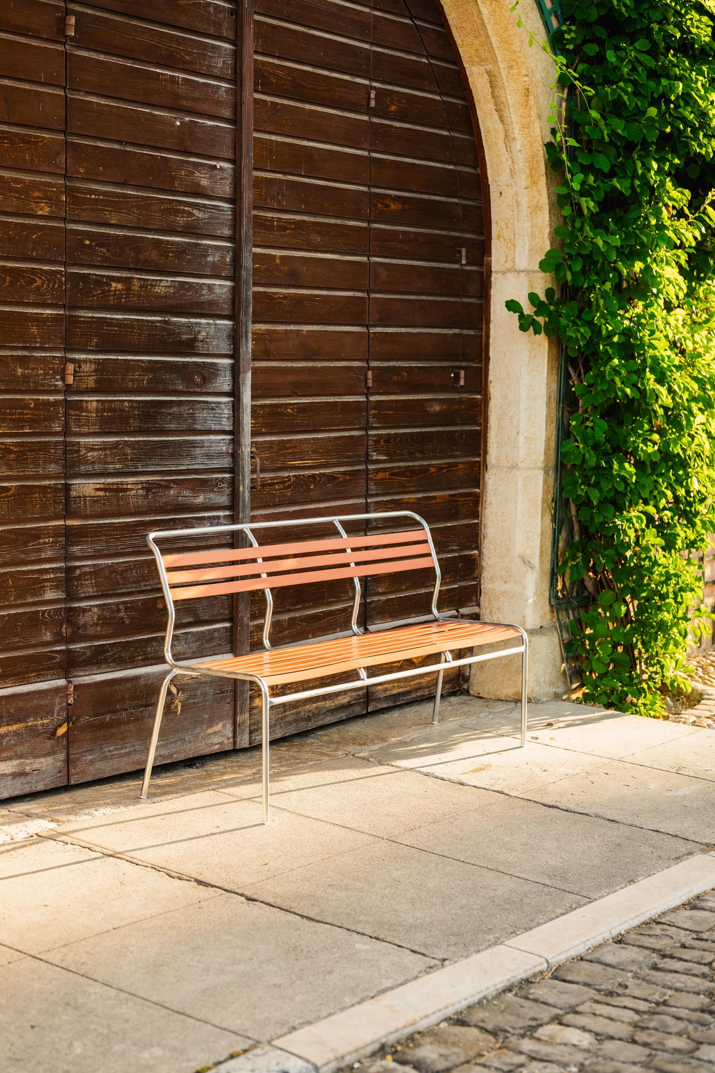 Säntis Lättli-3er Gartenbank ohne Armlehne in Pastellterracotta präsentiert im Onlineshop von KAQTU Design AG. Gartenbank ist von Schaffner