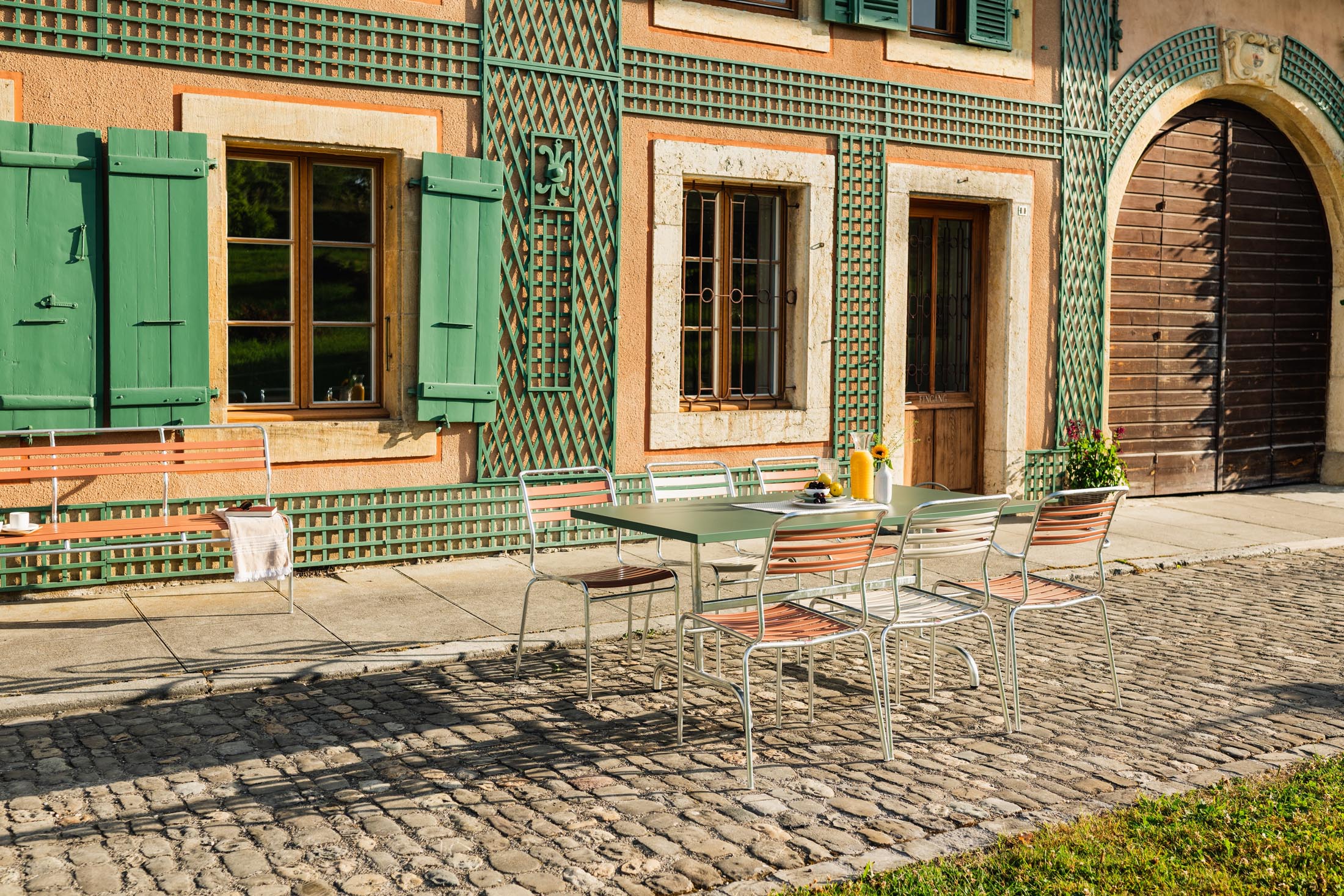 Säntis Lättli-3er Gartenbank ohne Armlehne in Pastellterracotta präsentiert im Onlineshop von KAQTU Design AG. Gartenbank ist von Schaffner