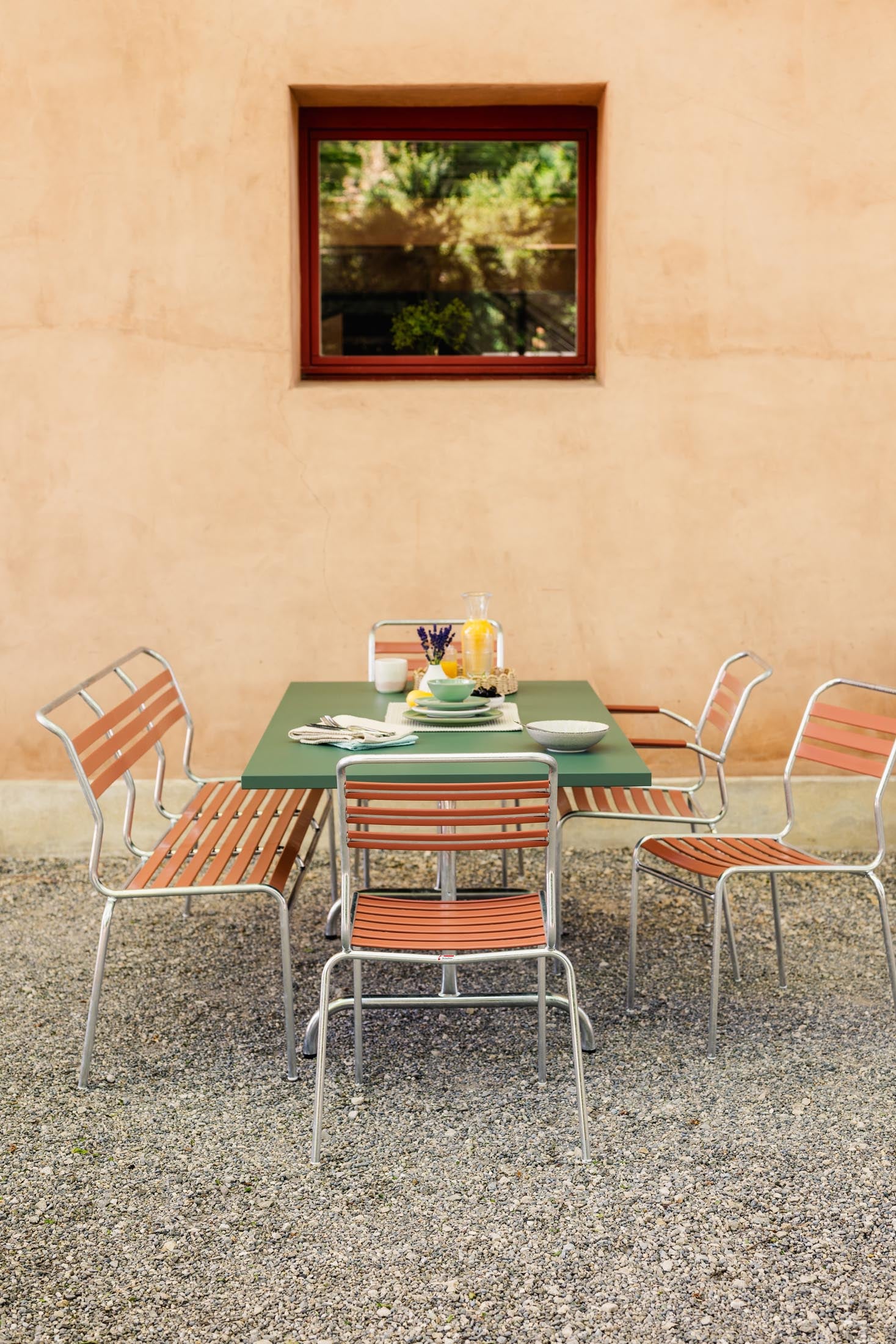 Säntis Lättli-3er Gartenbank ohne Armlehne in Pastellterracotta präsentiert im Onlineshop von KAQTU Design AG. Gartenbank ist von Schaffner