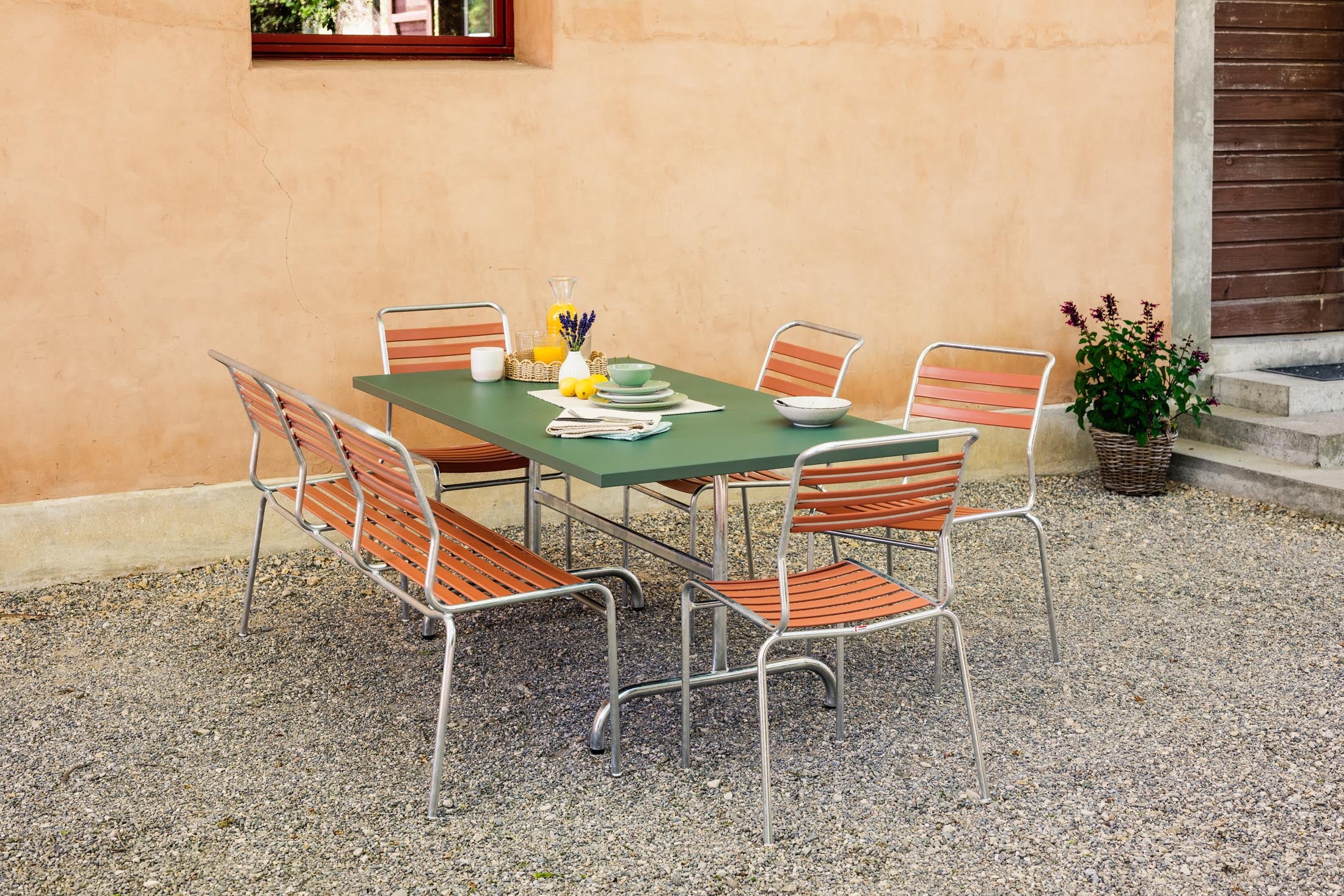 Säntis Lättli-3er Gartenbank ohne Armlehne in Pastellterracotta präsentiert im Onlineshop von KAQTU Design AG. Gartenbank ist von Schaffner