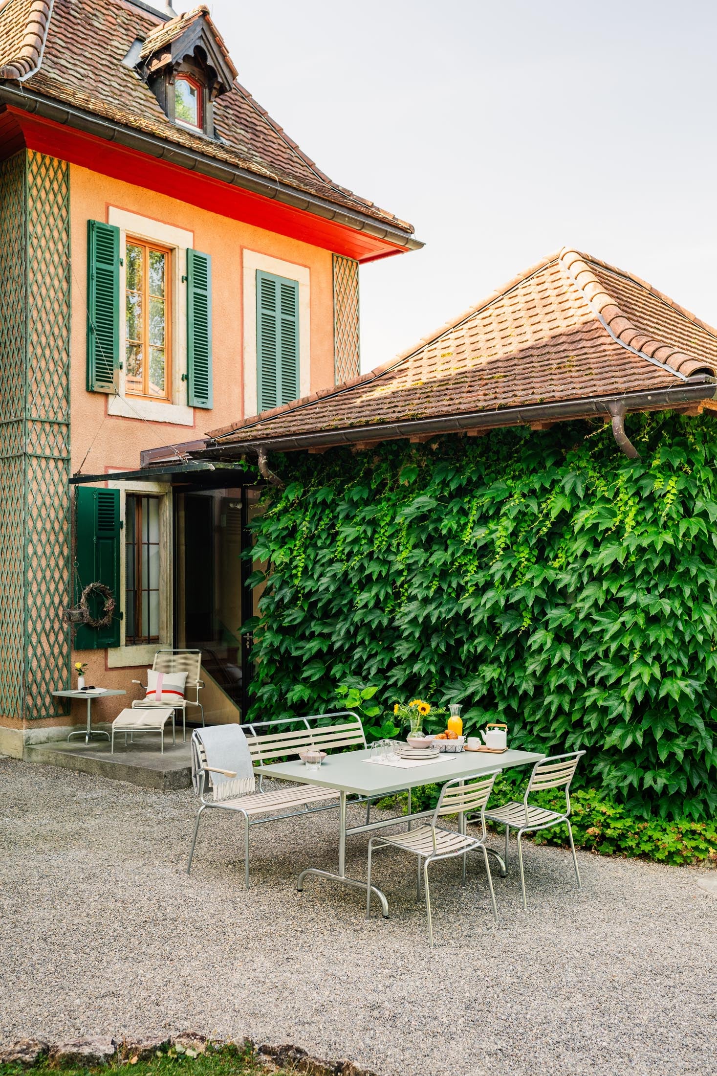 Säntis Lättli-3er Gartenbank mit Armlehne in Pastellsand präsentiert im Onlineshop von KAQTU Design AG. Gartenbank ist von Schaffner