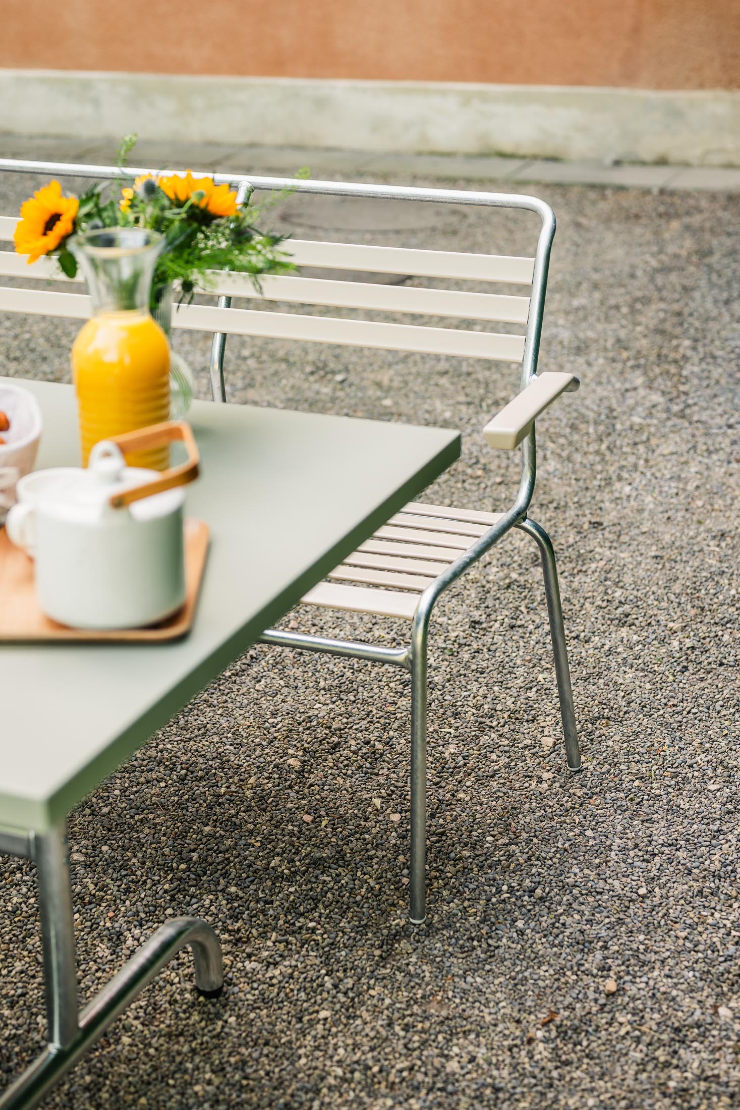 Elegante 3er Gartenbank mit Armlehnen aus wetterfestem, langlebigem Material. Schweizer Qualität, nachhaltiges Design – ideal für Terrasse, Garten oder Balkon.