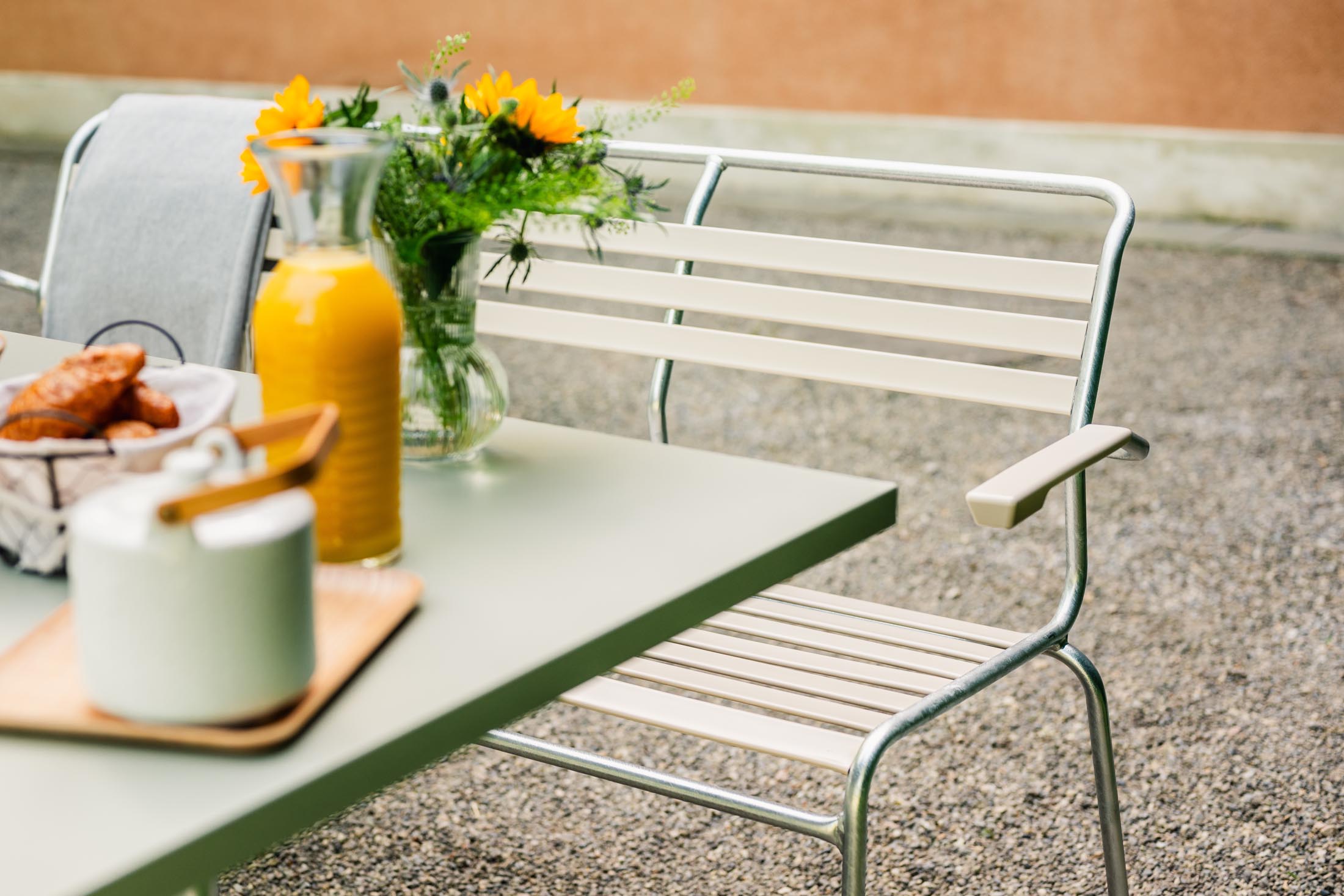 Säntis Lättli-3er Gartenbank mit Armlehne in Pastellsand präsentiert im Onlineshop von KAQTU Design AG. Gartenbank ist von Schaffner