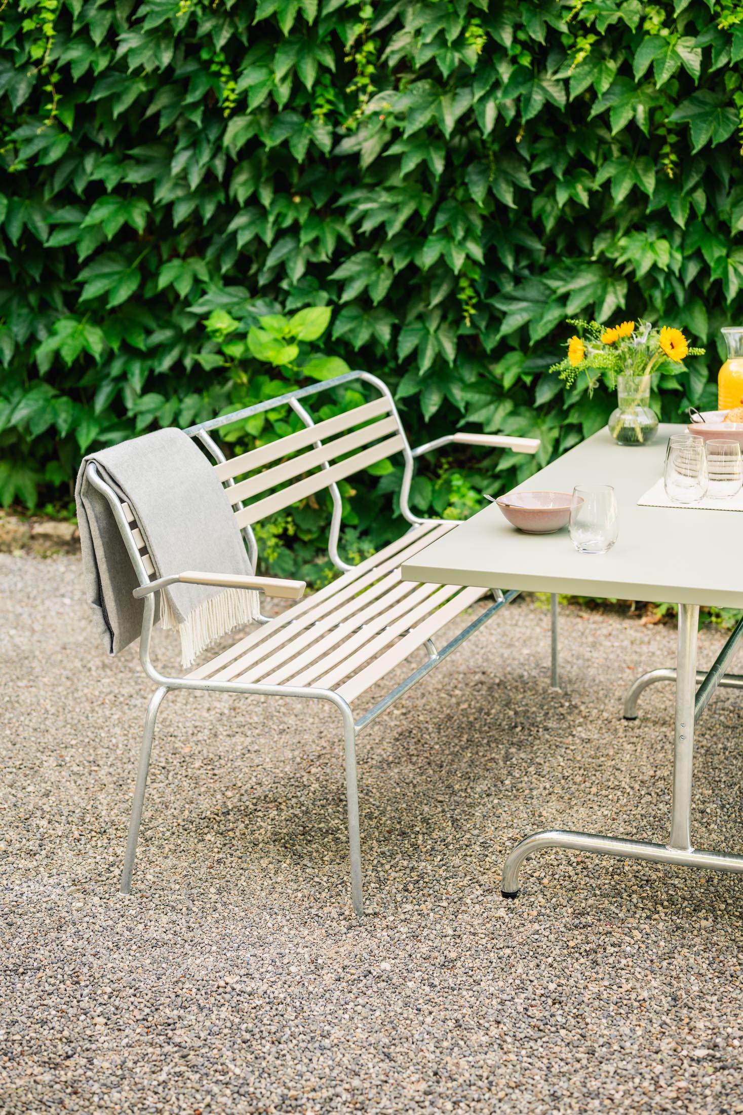 Säntis Lättli-3er Gartenbank mit Armlehne in Pastellsand präsentiert im Onlineshop von KAQTU Design AG. Gartenbank ist von Schaffner