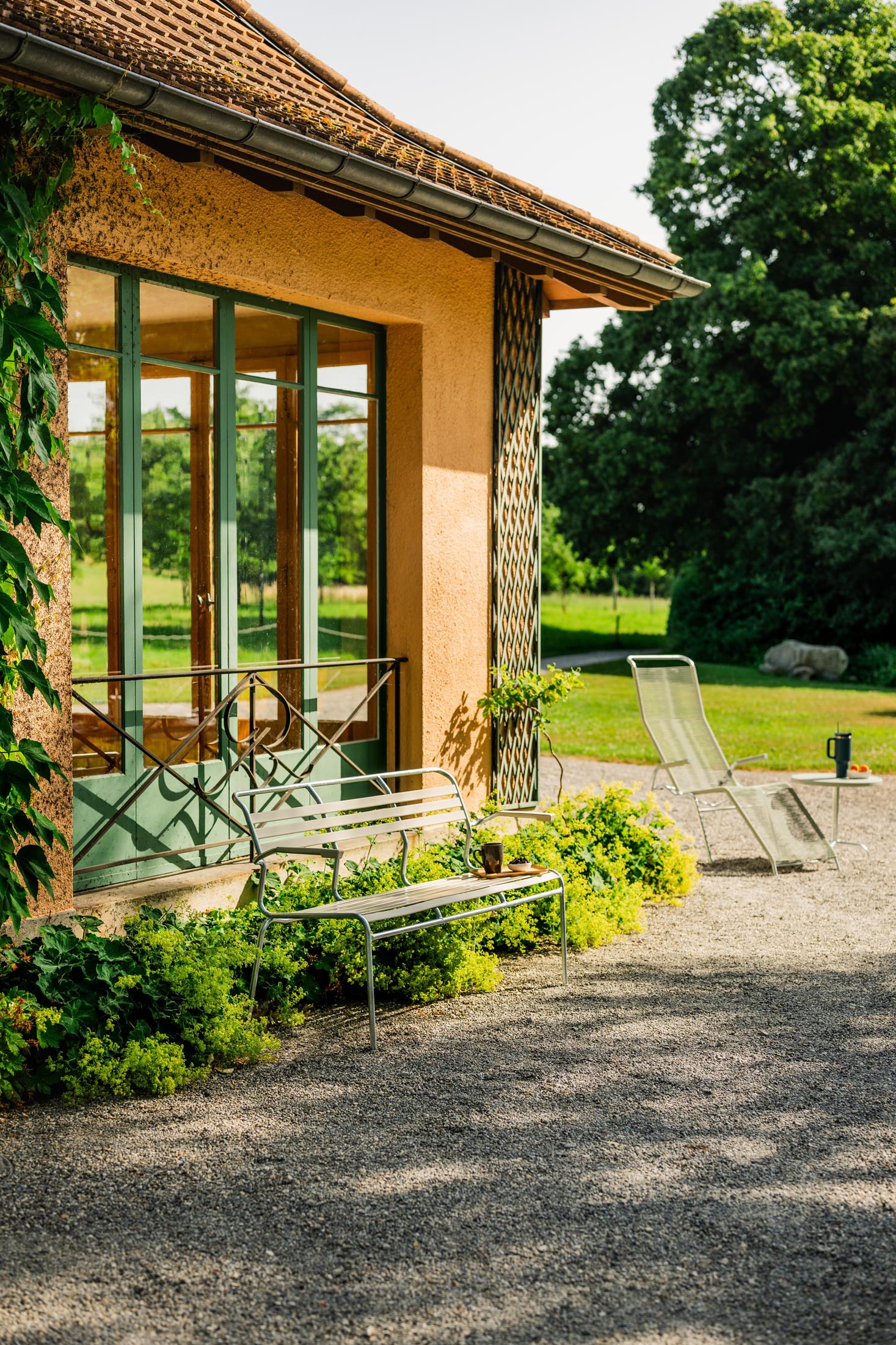 Elegante Säntis 3er Gartenbank mit Armlehnen, wetterfest, langlebig und nachhaltig. Perfekt für Garten, Terrasse oder Balkon im stilvollen Design.