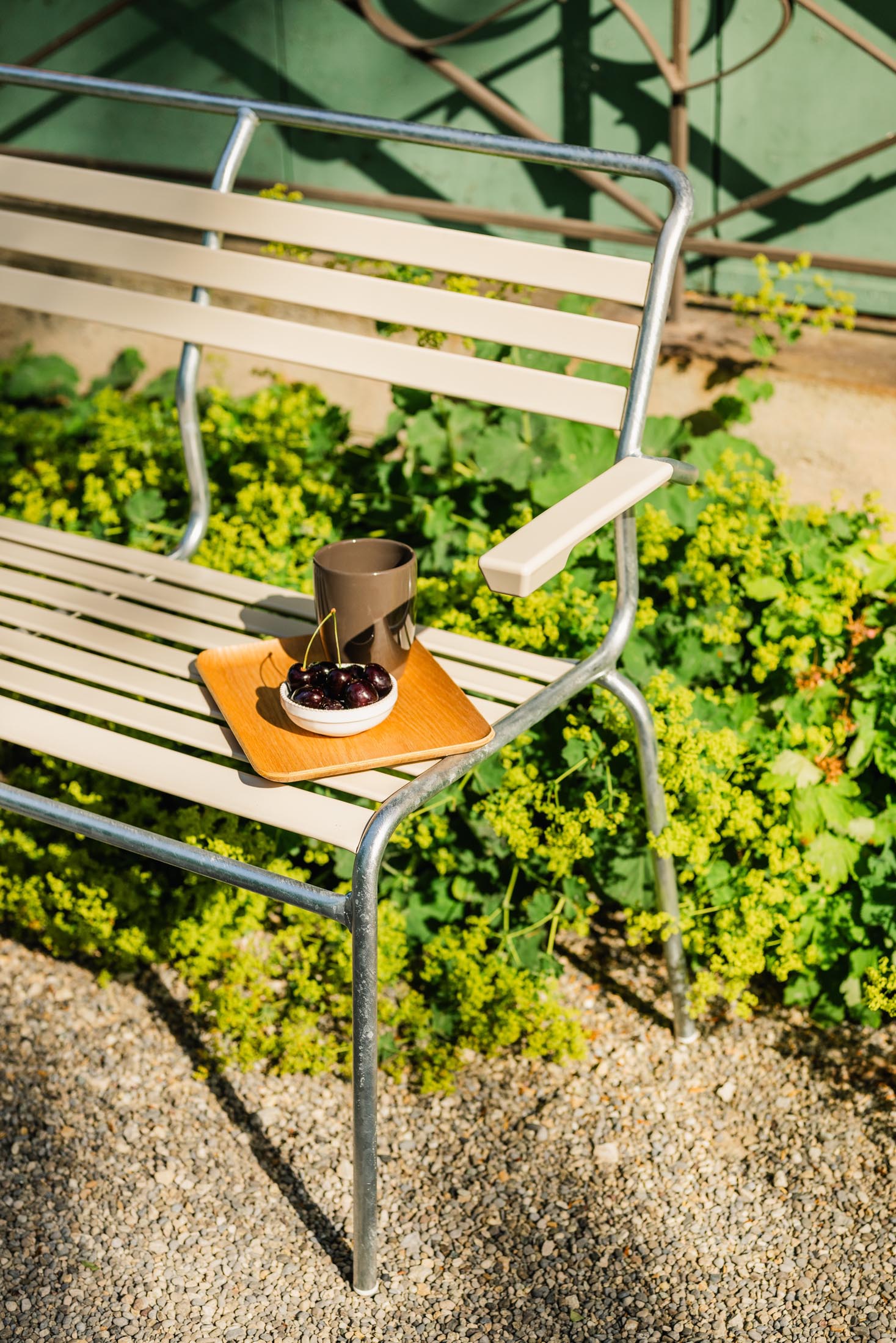 Säntis Lättli-3er Gartenbank mit Armlehne in Pastellsand präsentiert im Onlineshop von KAQTU Design AG. Gartenbank ist von Schaffner