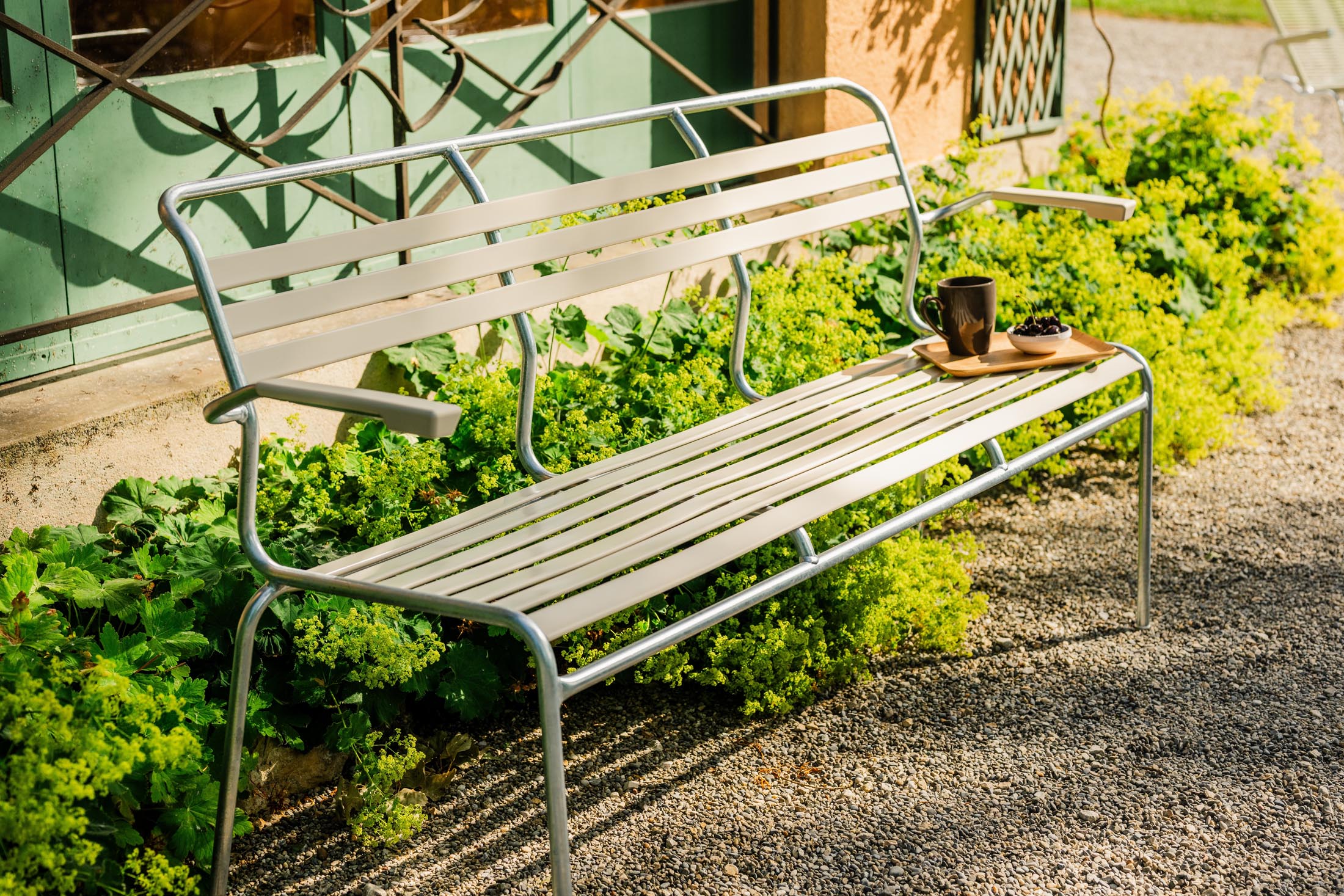 Säntis Lättli-3er Gartenbank mit Armlehne in Pastellsand präsentiert im Onlineshop von KAQTU Design AG. Gartenbank ist von Schaffner