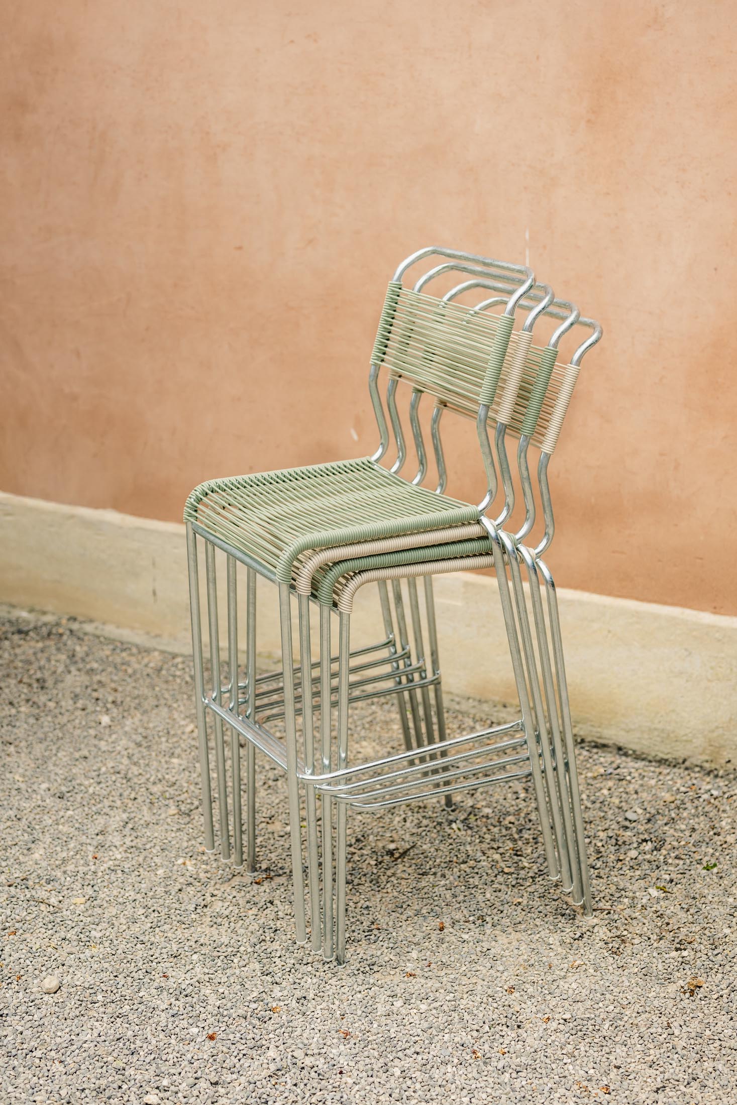 Hochwertiger, wetterfester Säntis Spaghetti-Barstuhl ohne Armlehne aus recyceltem OceanYarn®, UV-beständig, langlebig und stilvoll für Garten und Terrasse.