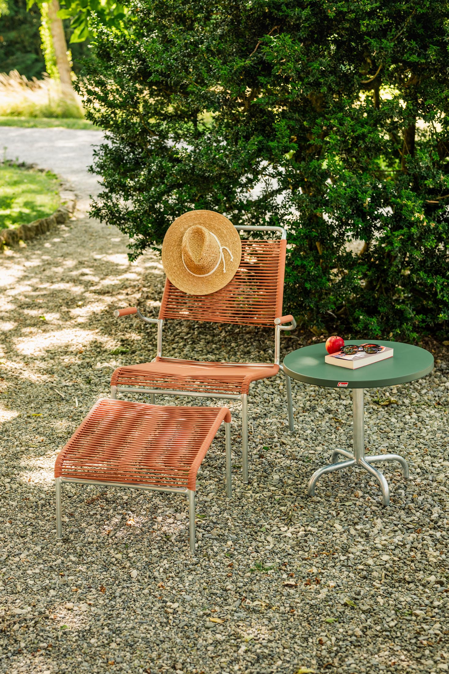 Hochwertiger Säntis Spaghetti-Fusshocker von Schaffner, wetterfest, robust und umweltfreundlich, ideal für stilvolle und langlebige Outdoor-Terrassenmöbel.