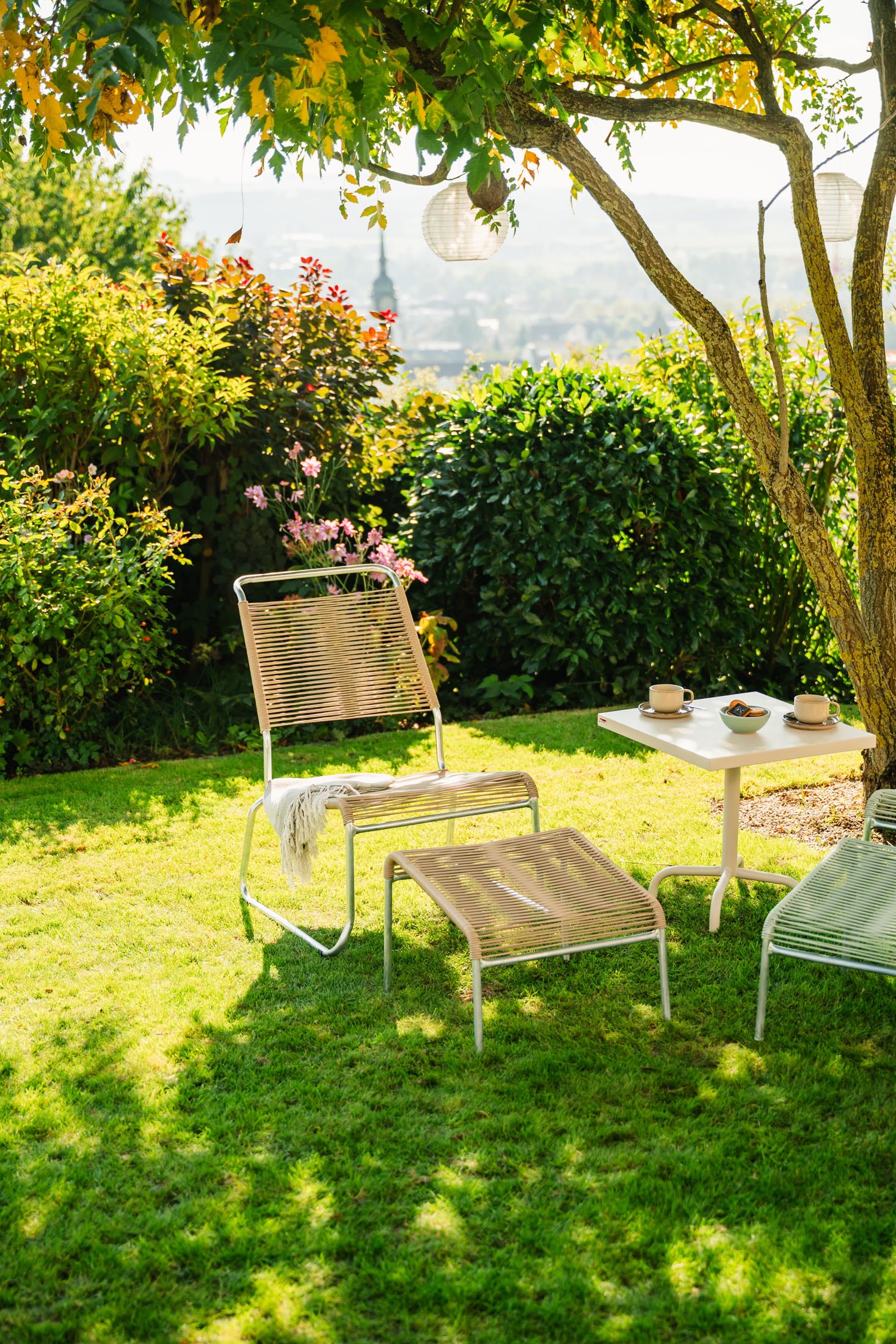 Säntis Spaghetti-Fusshocker in Pastellbraun präsentiert im Onlineshop von KAQTU Design AG. Hocker Outdoor ist von Schaffner