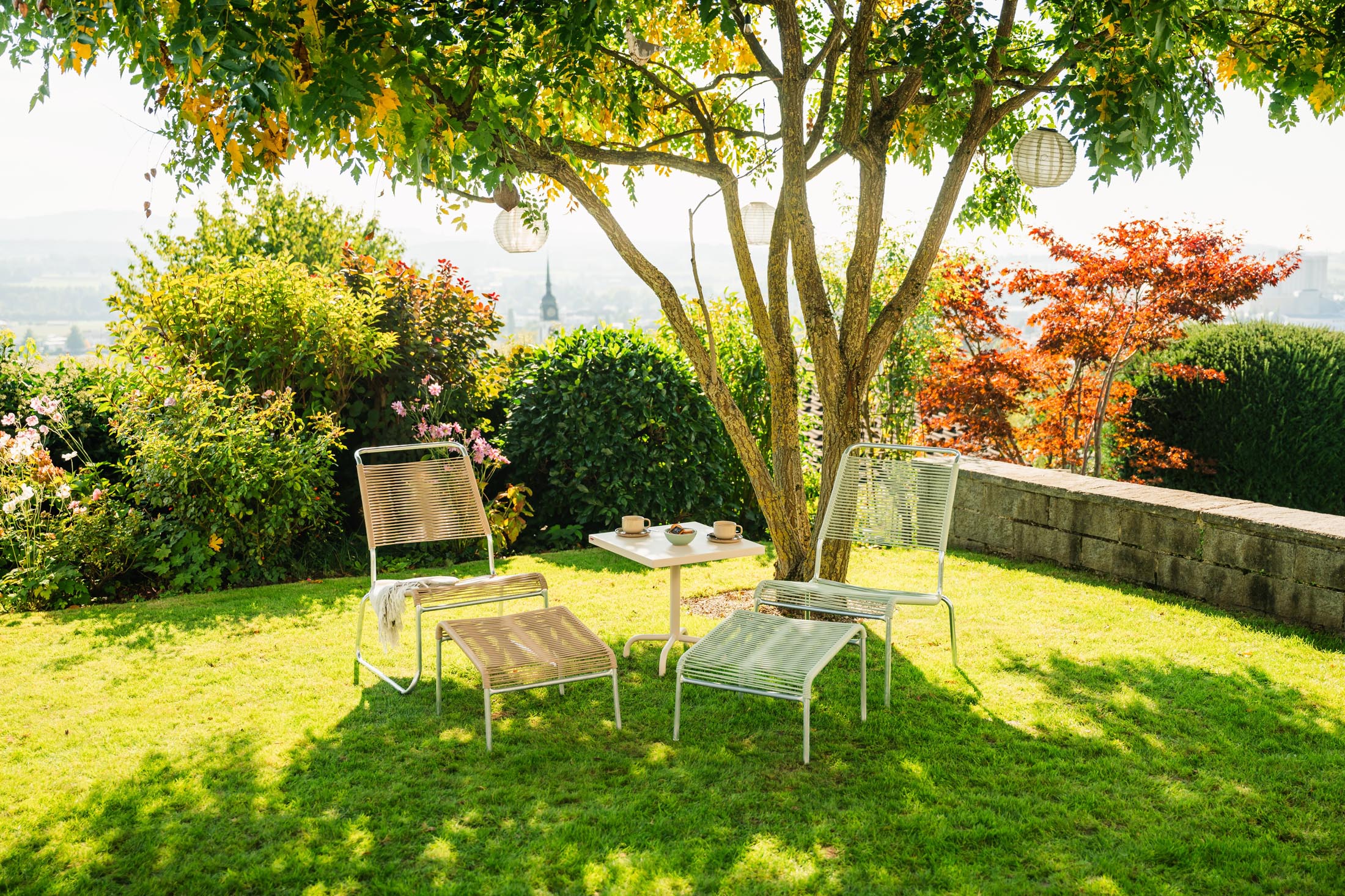 Säntis Spaghetti-Fusshocker in Pastellbraun präsentiert im Onlineshop von KAQTU Design AG. Hocker Outdoor ist von Schaffner