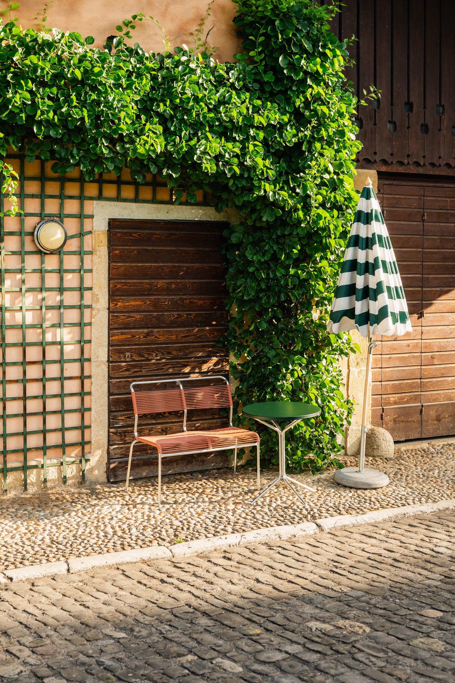 Säntis Spaghetti-2er Gartenbank ohne Armlehne in Pastellterracotta / Feuerverzinkt präsentiert im Onlineshop von KAQTU Design AG. Gartenbank ist von Schaffner