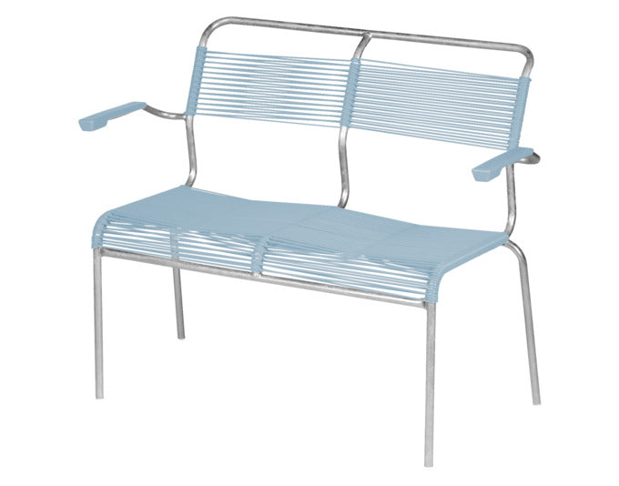 Elegante Spaghetti-Bank Säntis 2er mit Armlehne von Schaffner – wetterfest, stabil und ein stilvoller Blickfang für Ihren Garten oder Balkon.