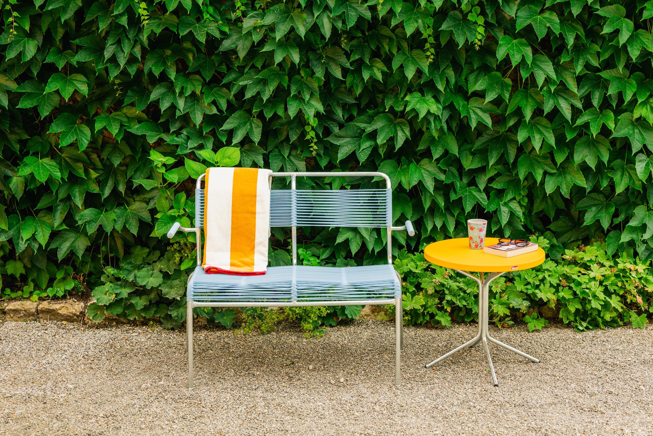 Säntis Spaghetti-2er Gartenbank mit Armlehne in Pastellblau präsentiert im Onlineshop von KAQTU Design AG. Gartenbank ist von Schaffner