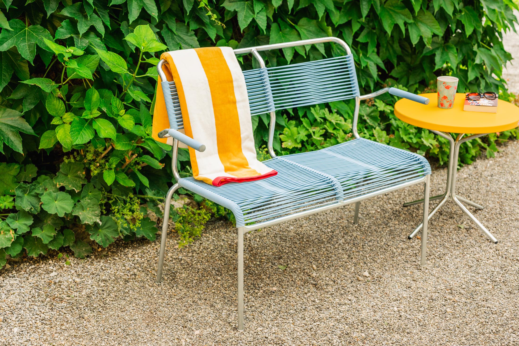 Säntis Spaghetti-2er Gartenbank mit Armlehne in Pastellblau präsentiert im Onlineshop von KAQTU Design AG. Gartenbank ist von Schaffner