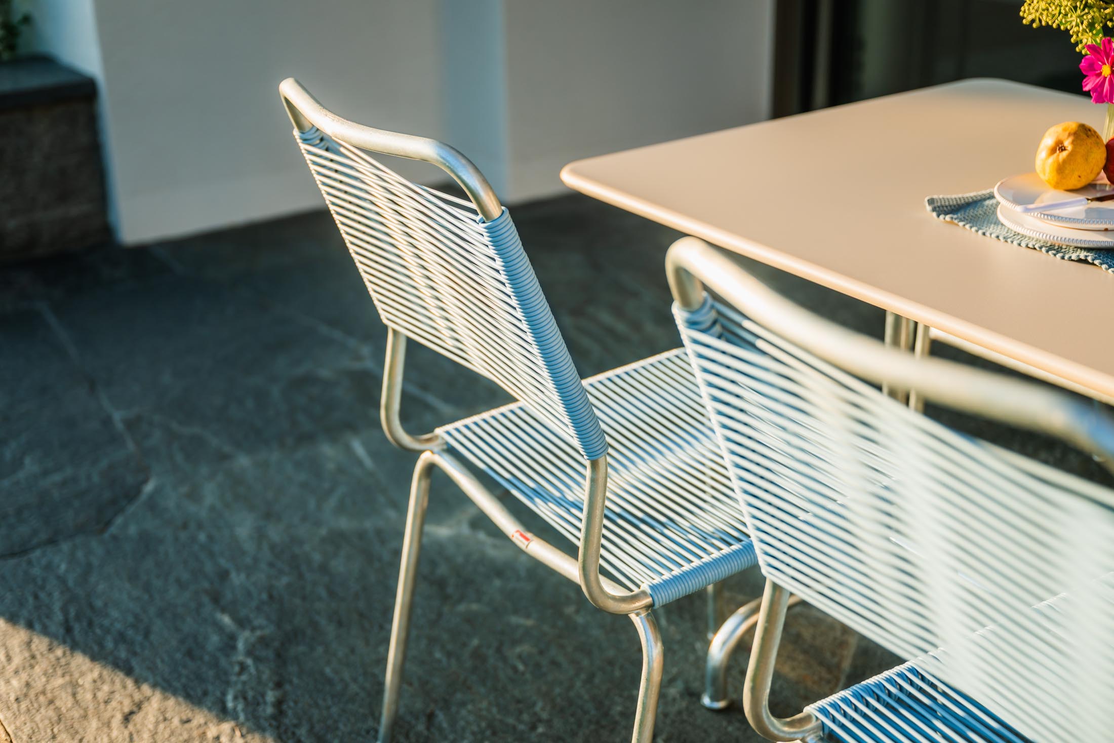 Robuster Rigi Spaghetti-Gartenstuhl ohne Armlehne, wetterfest, bequem, nachhaltiges Design, Schweizer Qualität, ideal für Garten, Terrasse und Picknick.