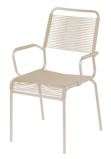 Entdecken Sie den Spaghettistuhl Rigi von Schaffner: Stilvolles Design und bequeme Armlehnen für gemütliche Momente im Freien.