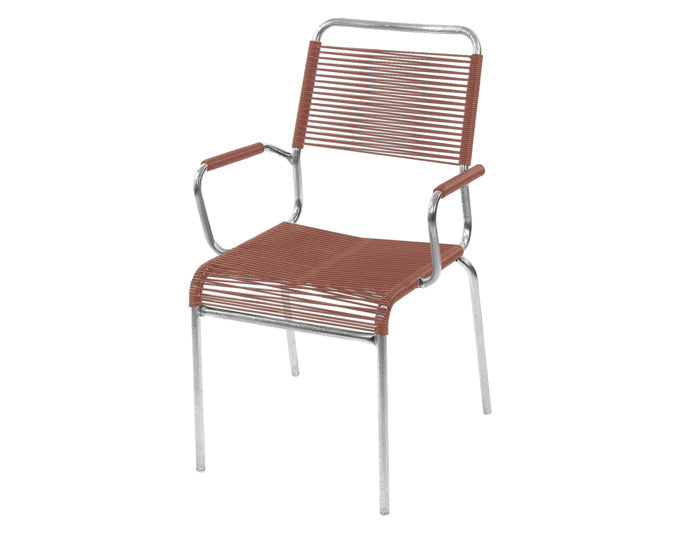 Erleben Sie den Spaghettistuhl Rigi von Schaffner: Elegante Linien und komfortable Armlehnen für entspannte Stunden im Freien.