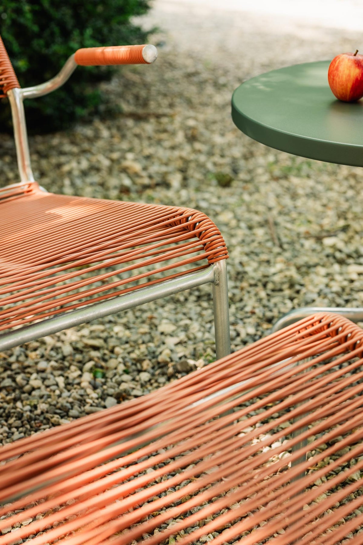 Säntis Lounger Spaghetti mit Armlehne Hochlehner in Pastellterracotta präsentiert im Onlineshop von KAQTU Design AG. Outdoor-Sessel mit Armlehnen ist von Schaffner