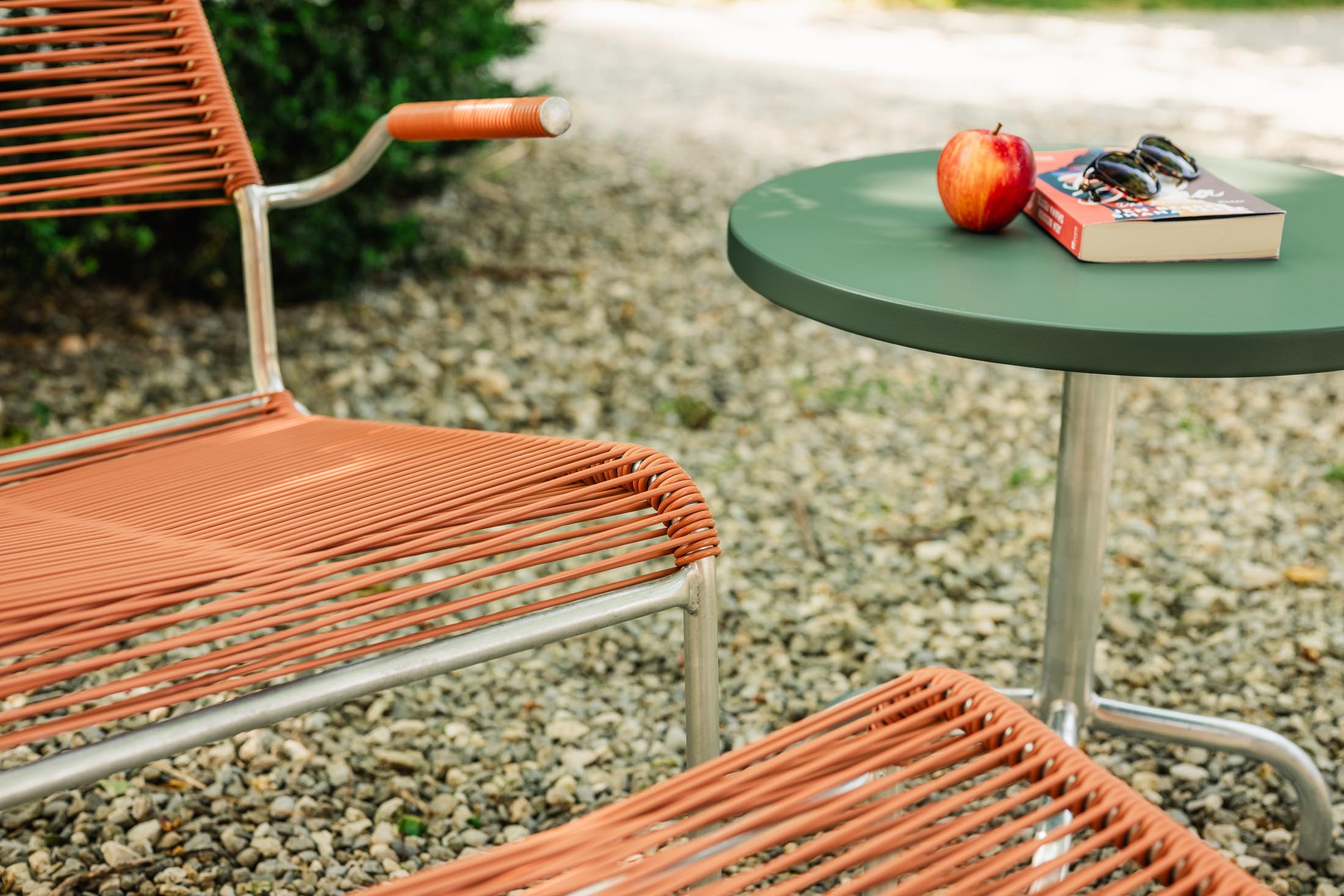 Säntis Lounger Spaghetti mit Armlehne Hochlehner in Pastellterracotta präsentiert im Onlineshop von KAQTU Design AG. Outdoor-Sessel mit Armlehnen ist von Schaffner