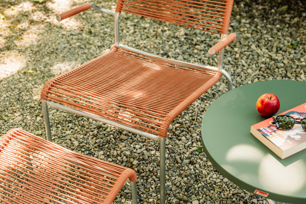 Säntis Lounger Spaghetti mit Armlehne Hochlehner in Pastellterracotta präsentiert im Onlineshop von KAQTU Design AG. Outdoor-Sessel mit Armlehnen ist von Schaffner